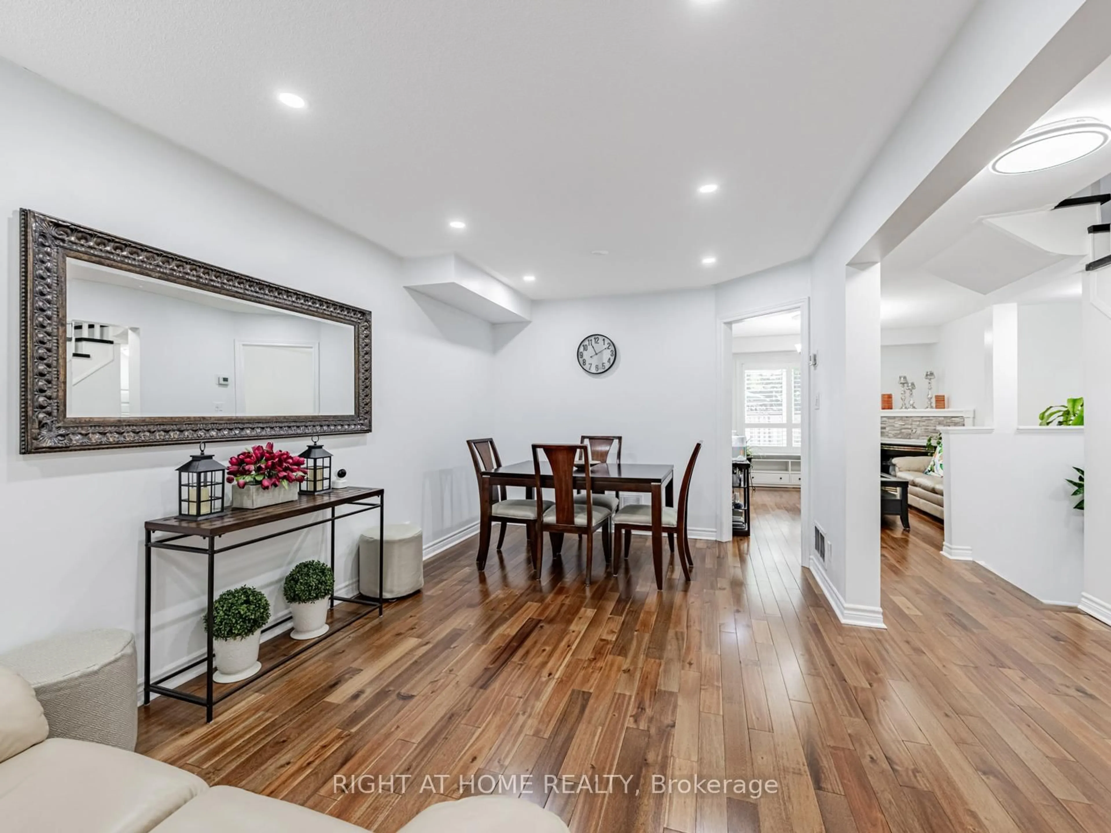 Dining room, wood/laminate floor for 5326 Marblewood Dr, Mississauga Ontario L5V 2K8