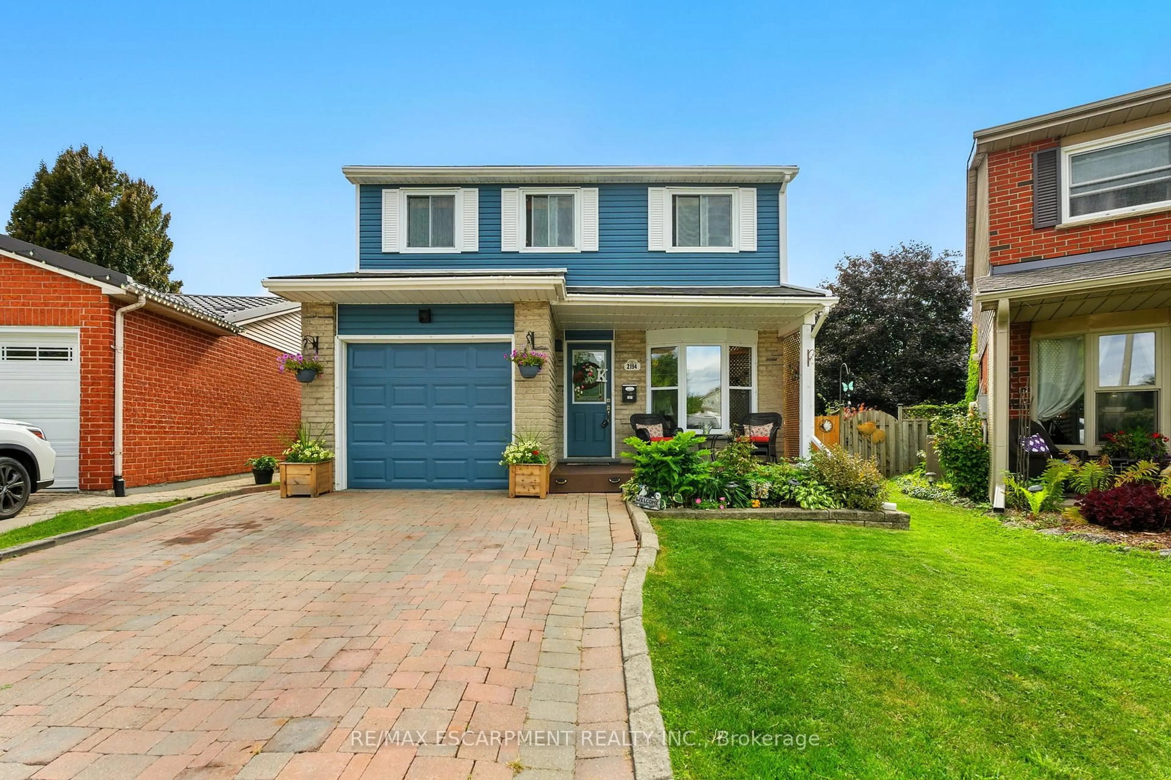 Home with brick exterior material, street for 2194 Silverbirch Crt, Burlington Ontario L7M 3H7