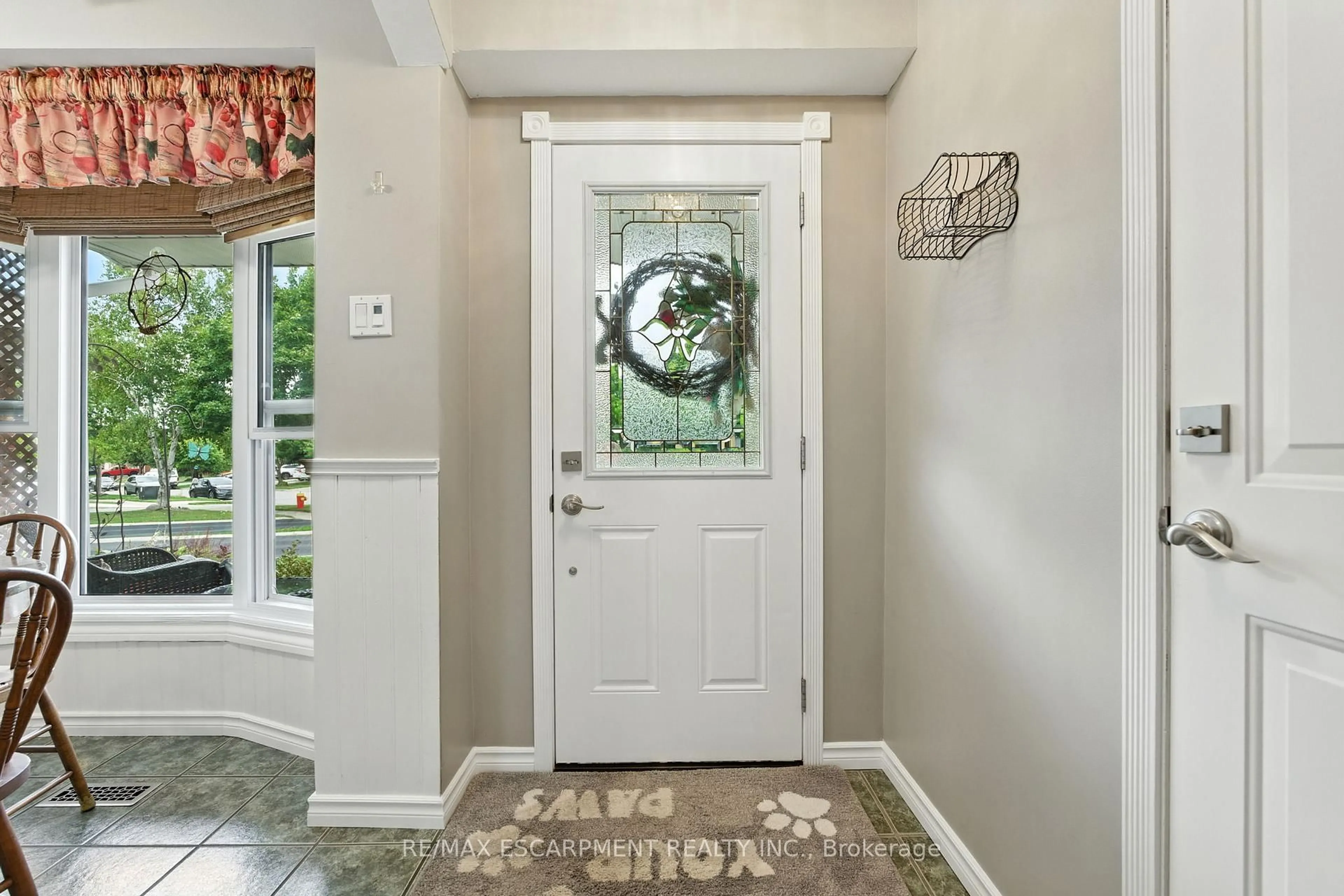 Indoor entryway for 2194 Silverbirch Crt, Burlington Ontario L7M 3H7