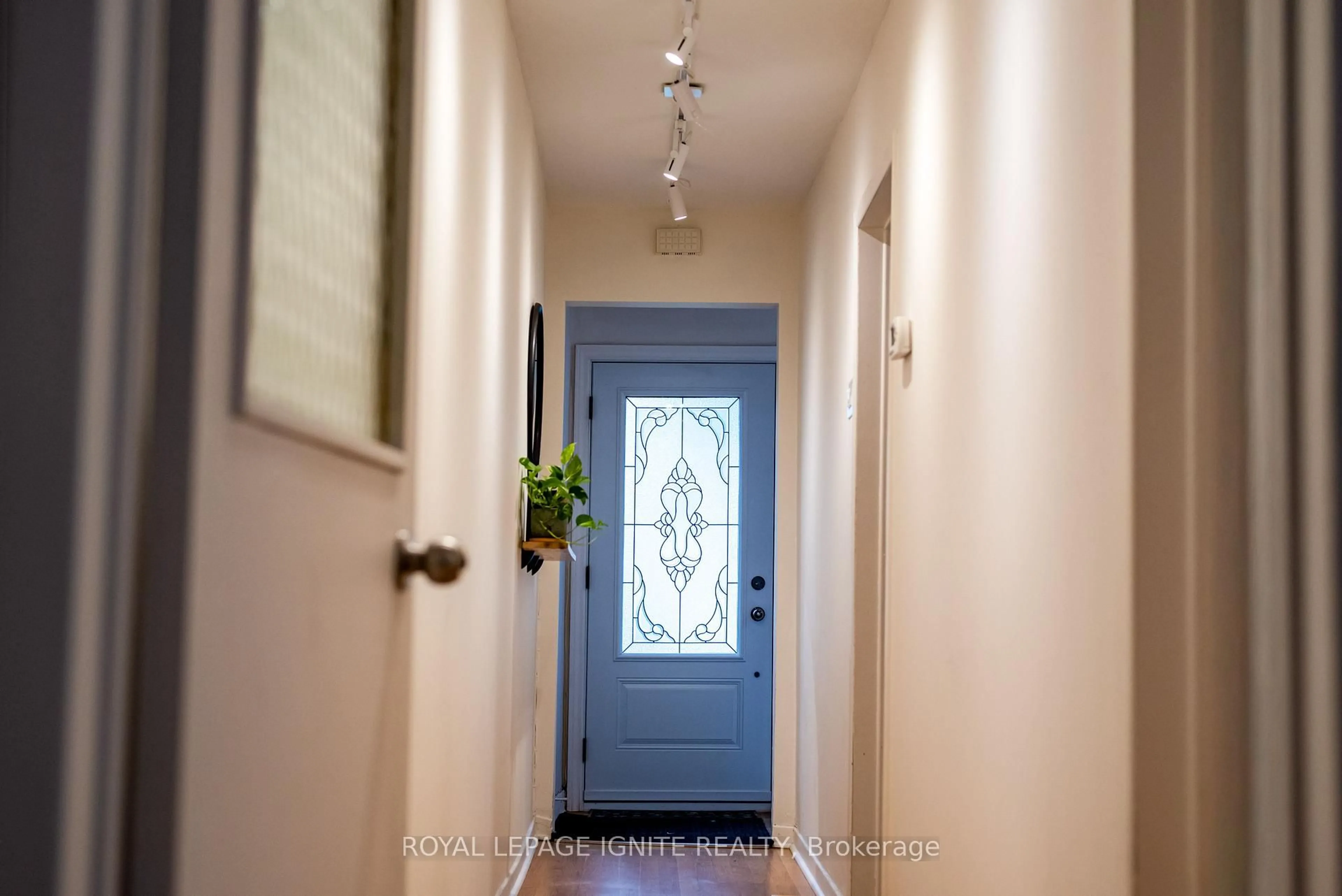 Indoor entryway for 482 Mcroberts Ave, Toronto Ontario M6E 4R4
