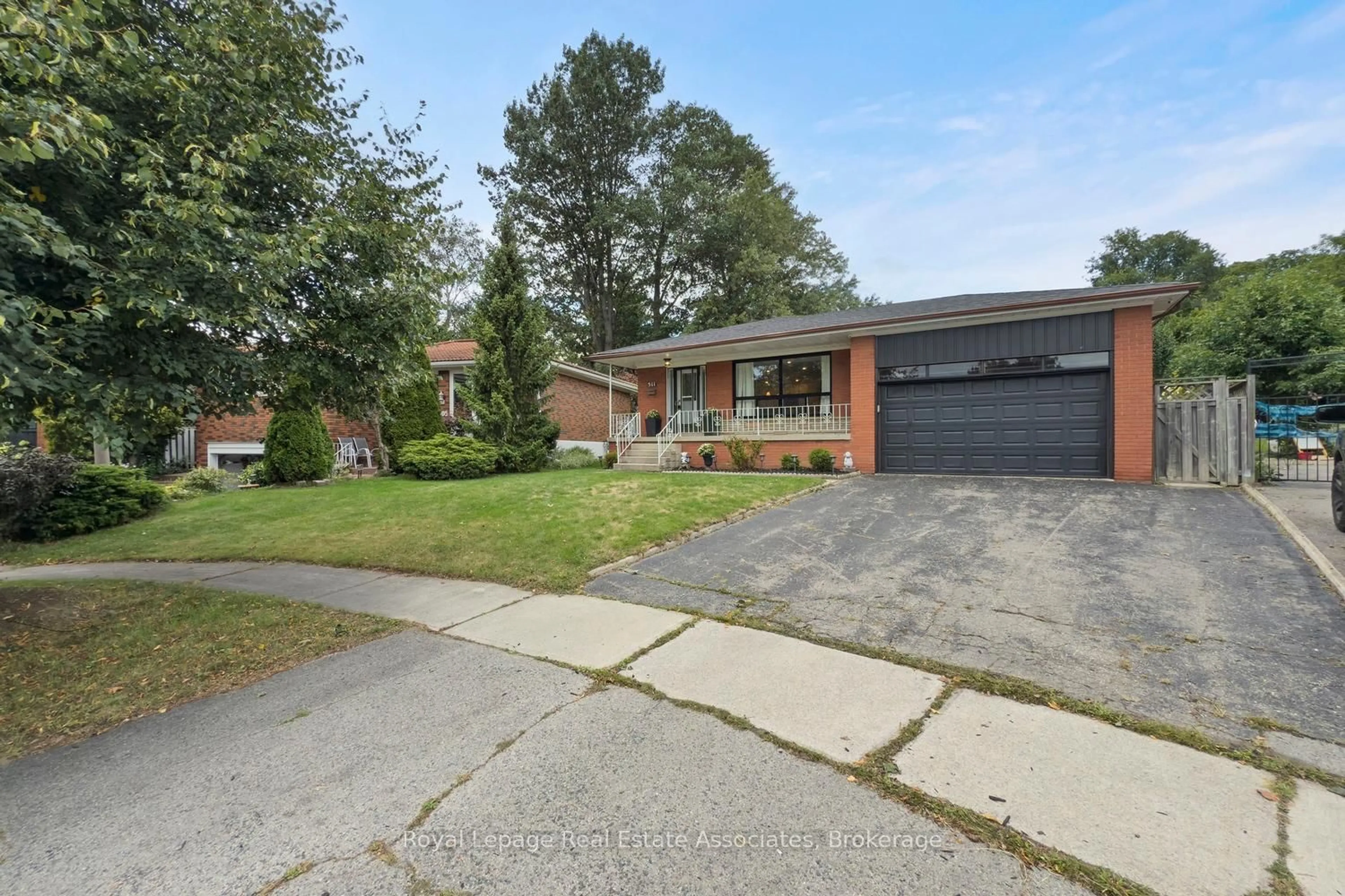 Home with brick exterior material, street for 511 Ettridge Crt, Mississauga Ontario L5G 1W7