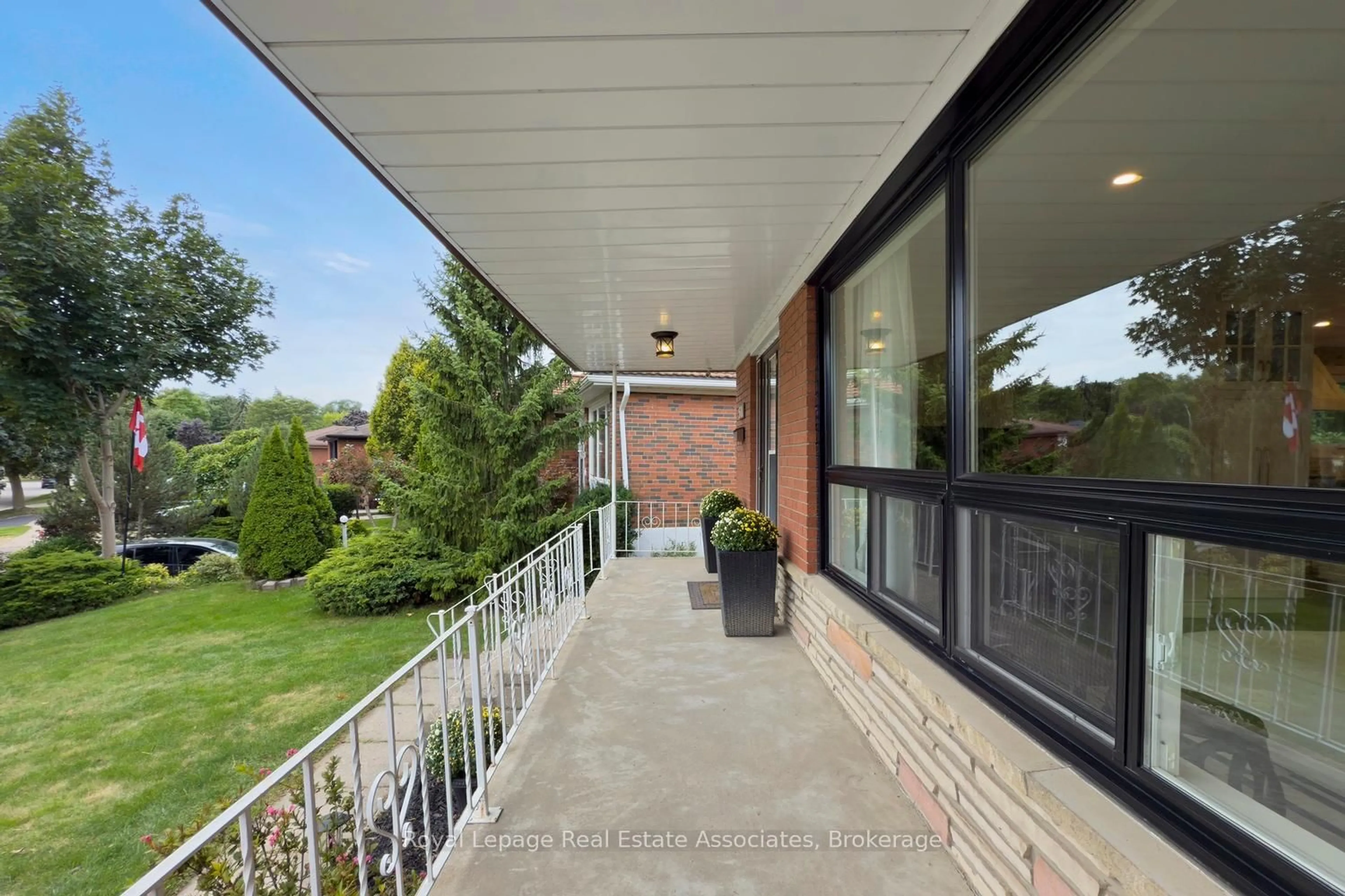 Patio, street for 511 Ettridge Crt, Mississauga Ontario L5G 1W7