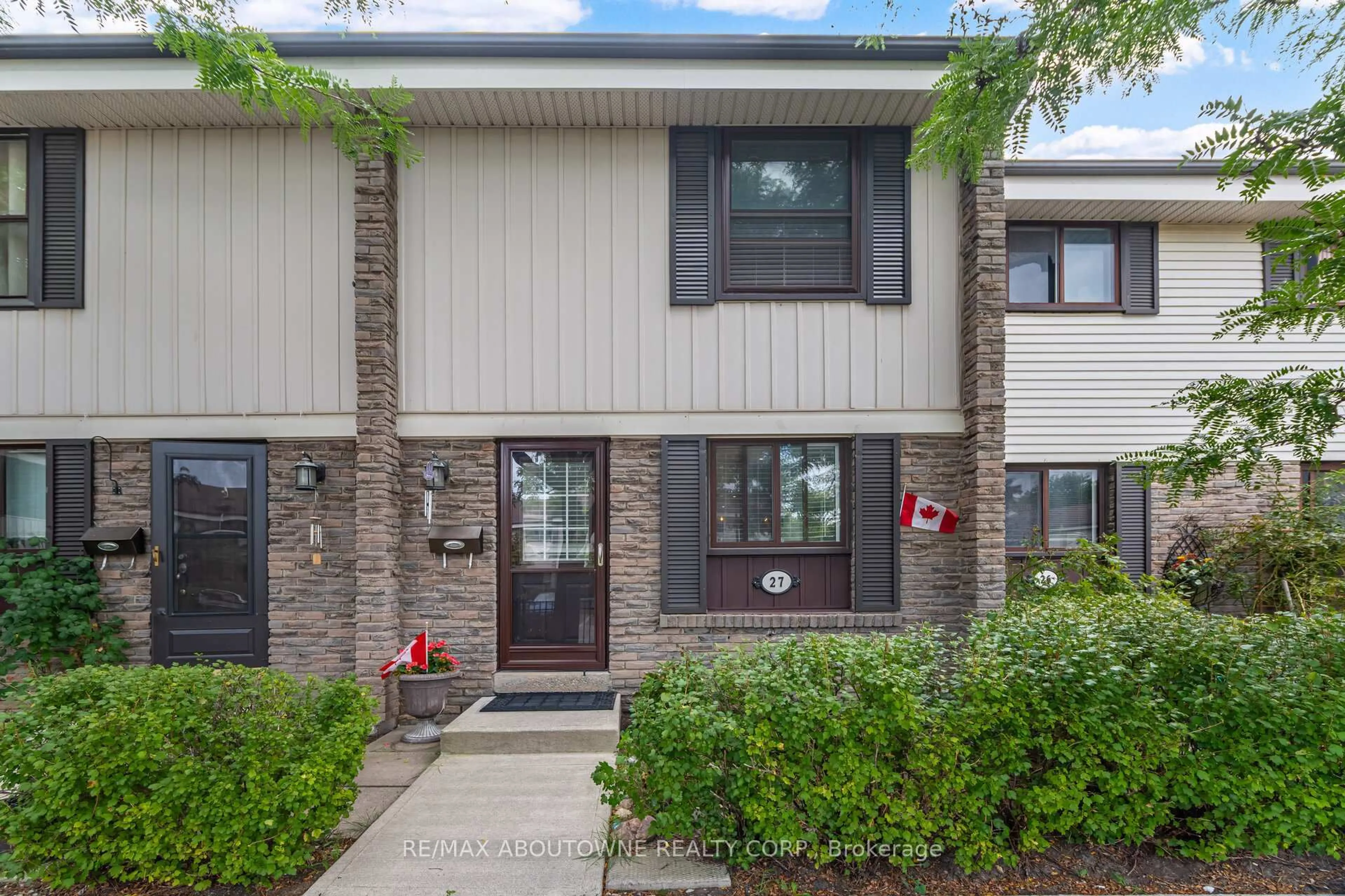 Home with brick exterior material, street for 2779 Gananoque Dr #27, Mississauga Ontario L5N 2E4