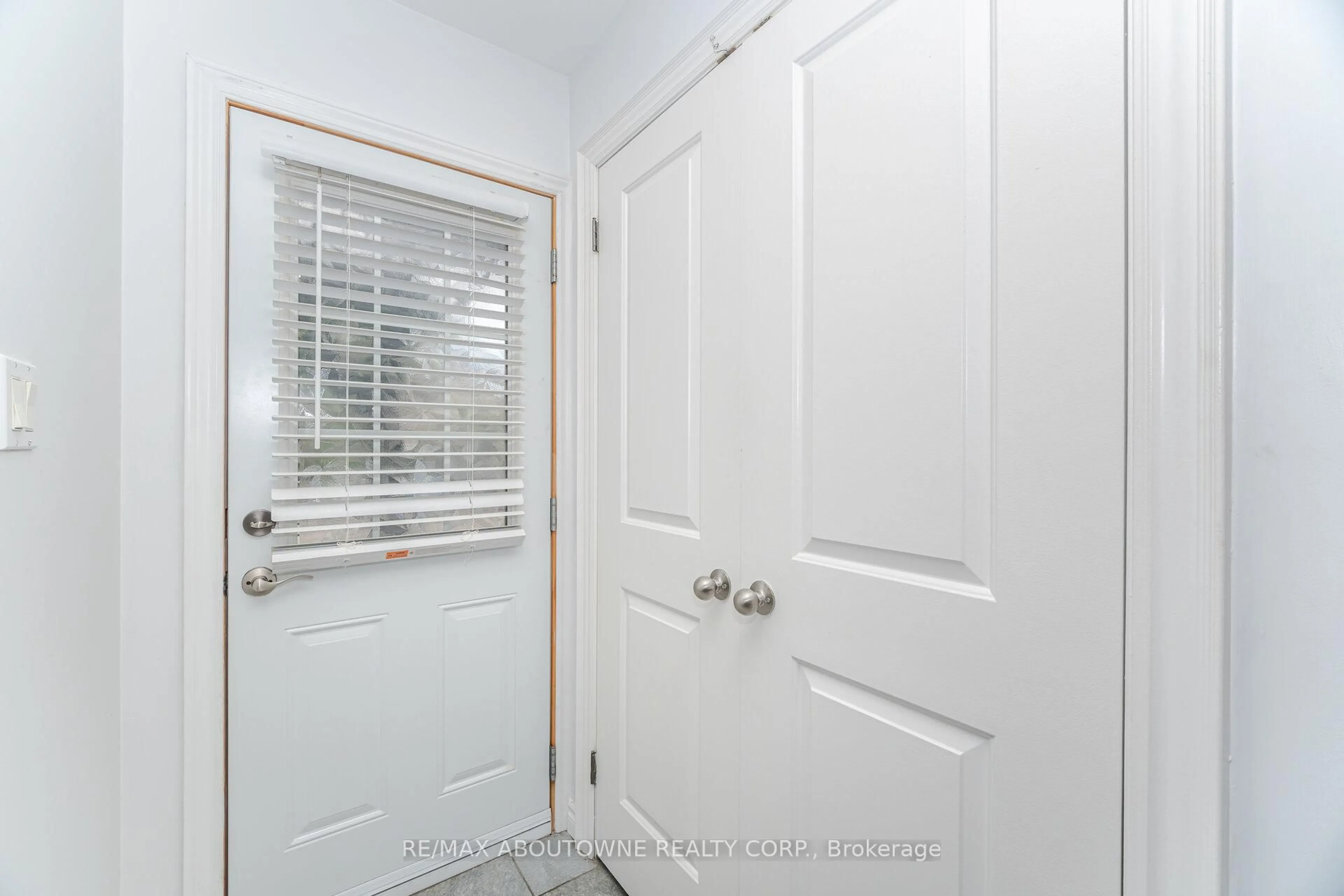 Indoor entryway for 2779 Gananoque Dr #27, Mississauga Ontario L5N 2E4