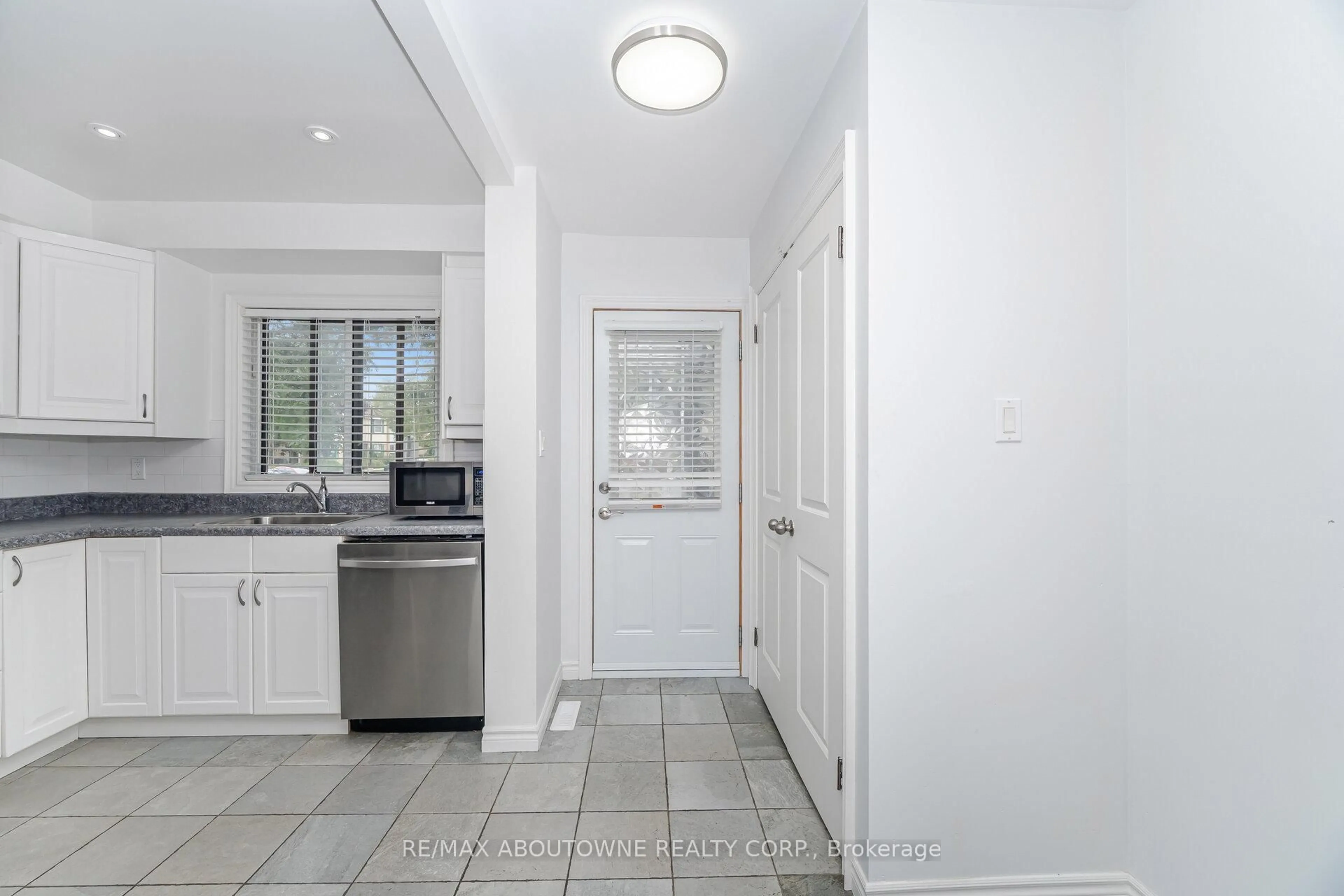 Indoor entryway for 2779 Gananoque Dr #27, Mississauga Ontario L5N 2E4