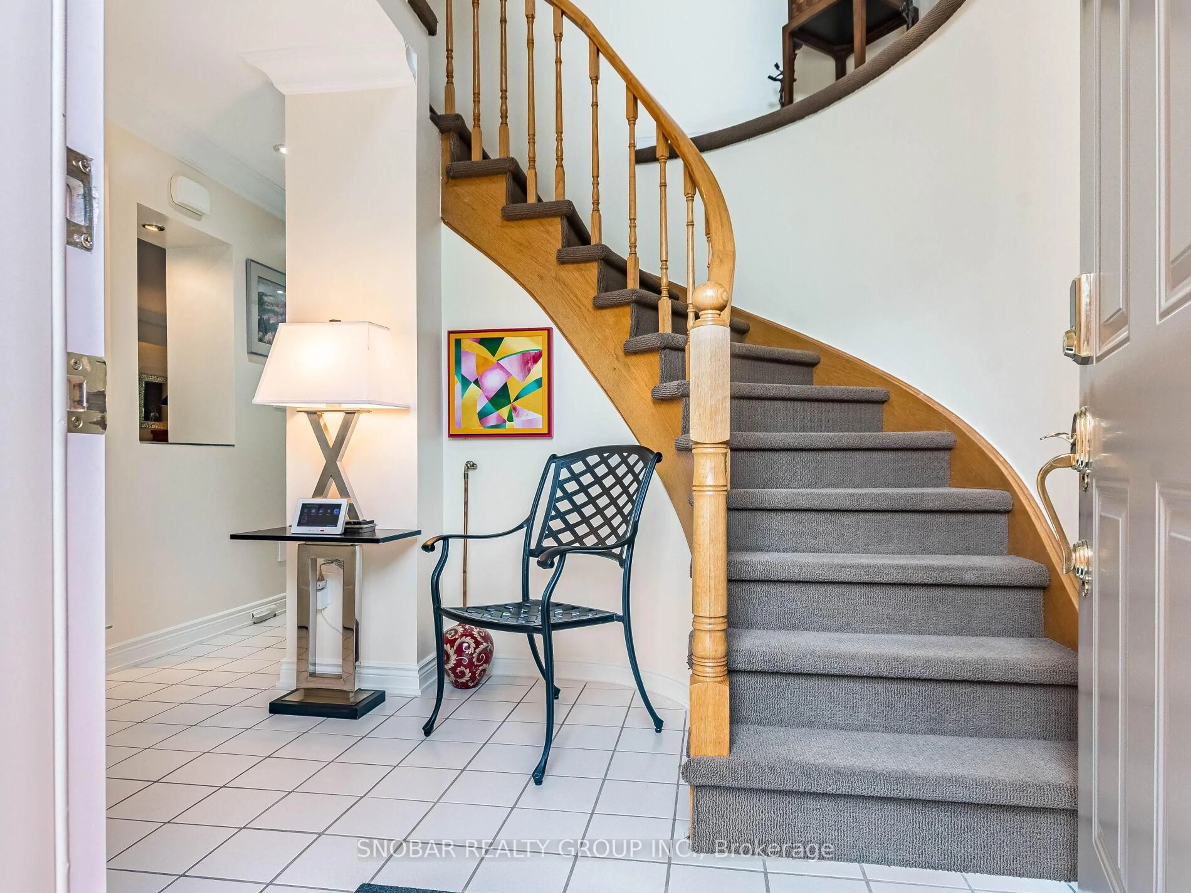 Indoor foyer for 1100 Queen St #2, Mississauga Ontario L5H 4J4
