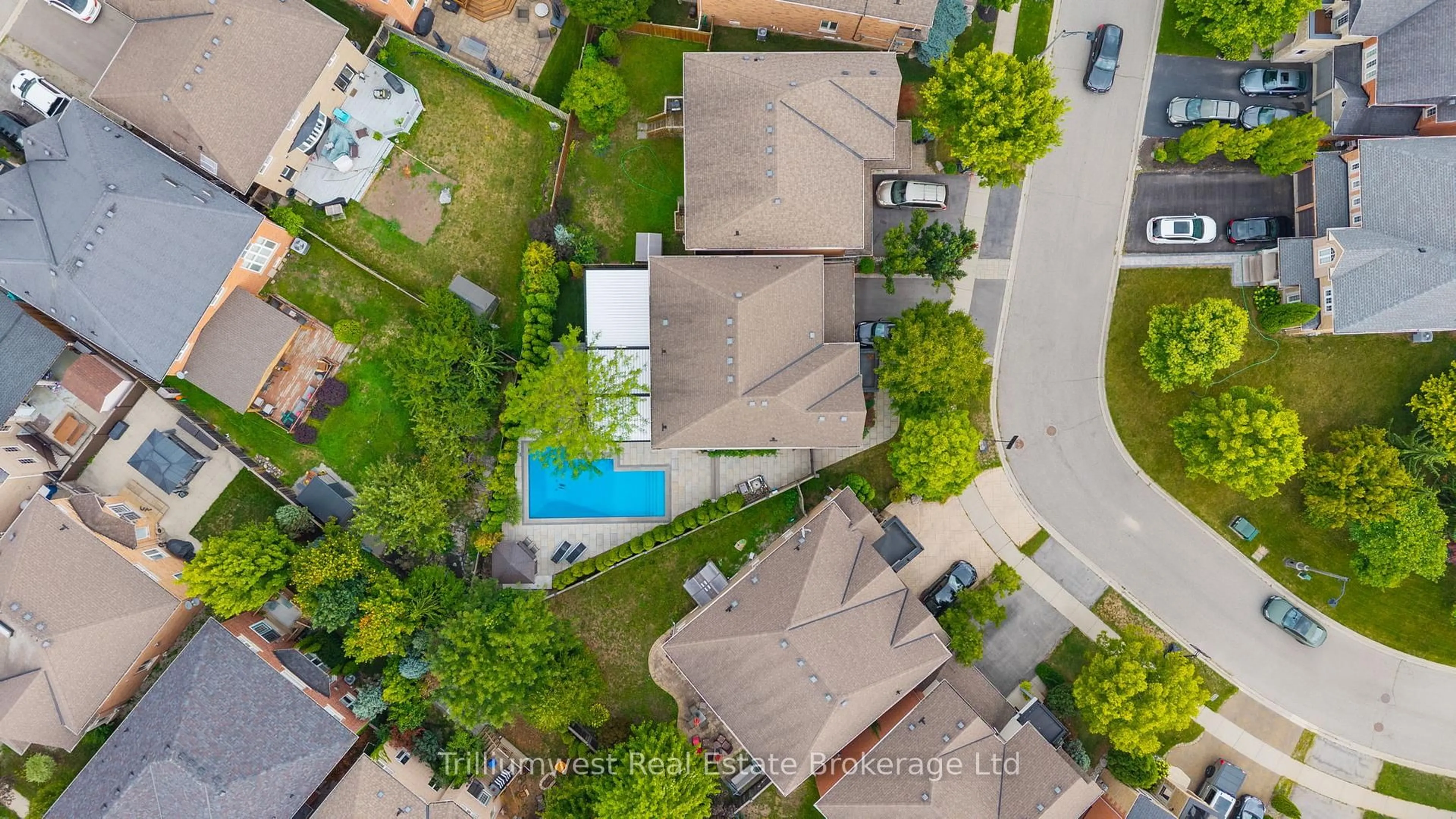 A pic from outside/outdoor area/front of a property/back of a property/a pic from drone, street for 227 Beechtree Cres, Oakville Ontario L6L 0A5