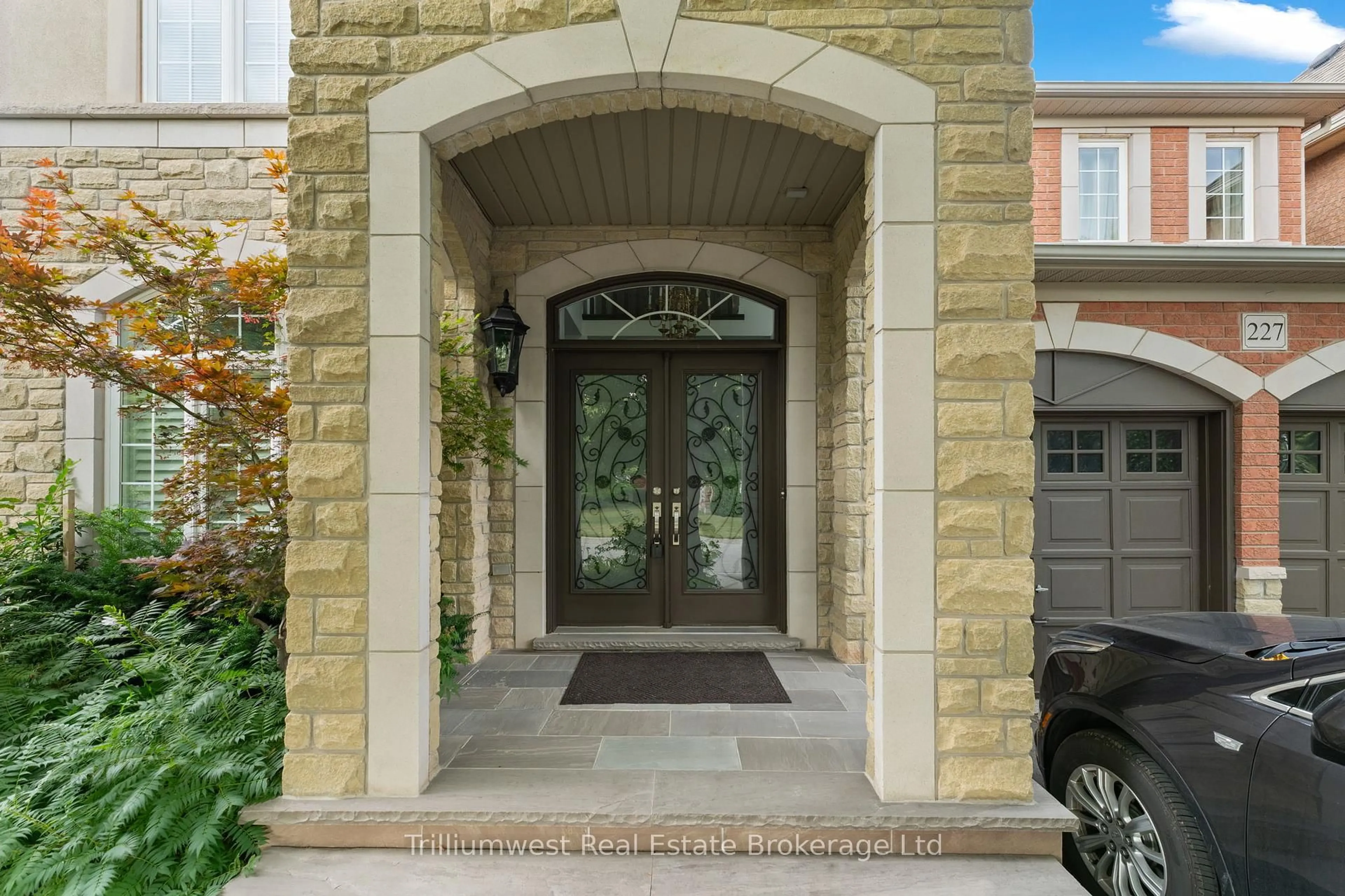Indoor entryway for 227 Beechtree Cres, Oakville Ontario L6L 0A5