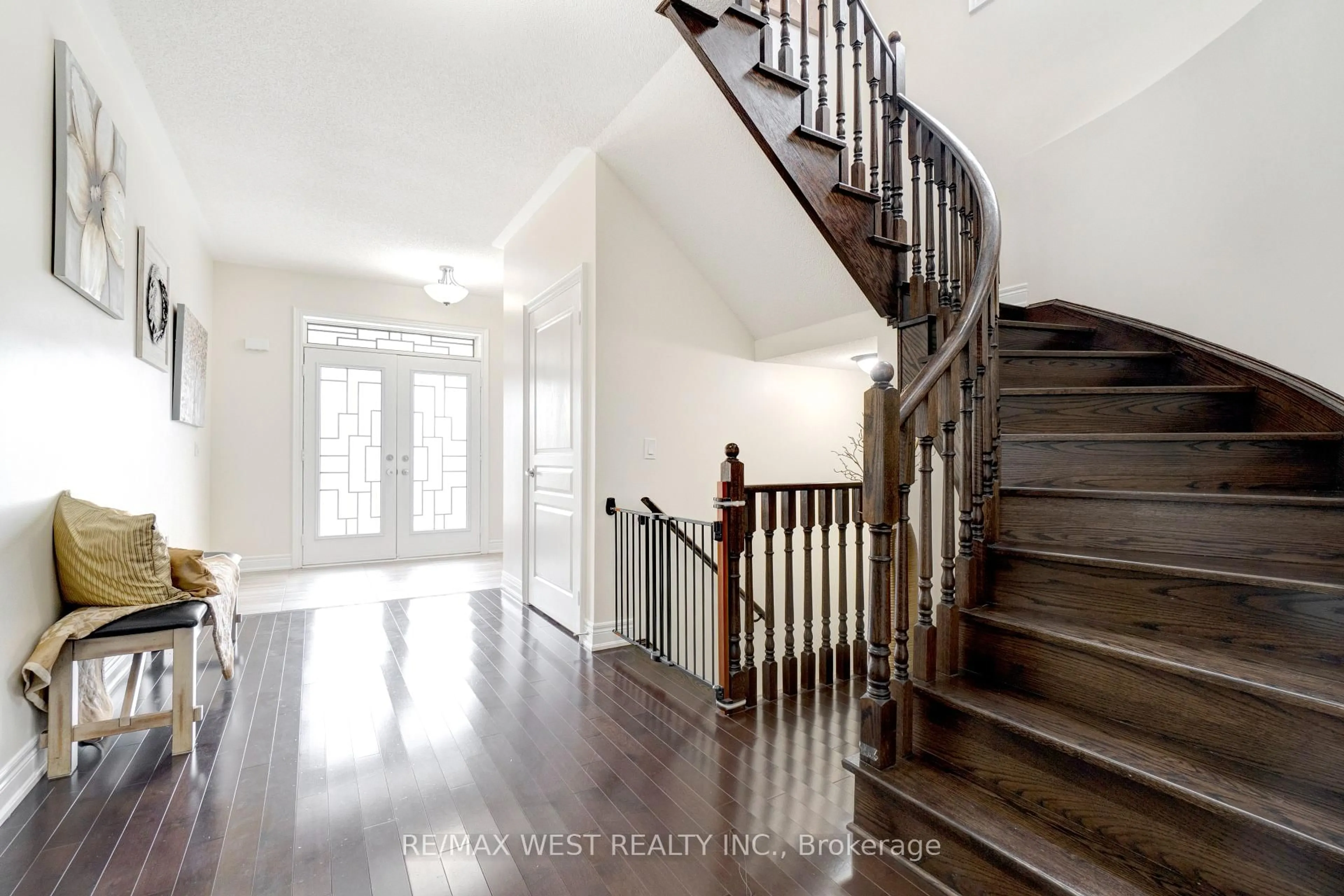 Indoor entryway for 32 Brookwater Cres, Caledon Ontario L7C 4A4
