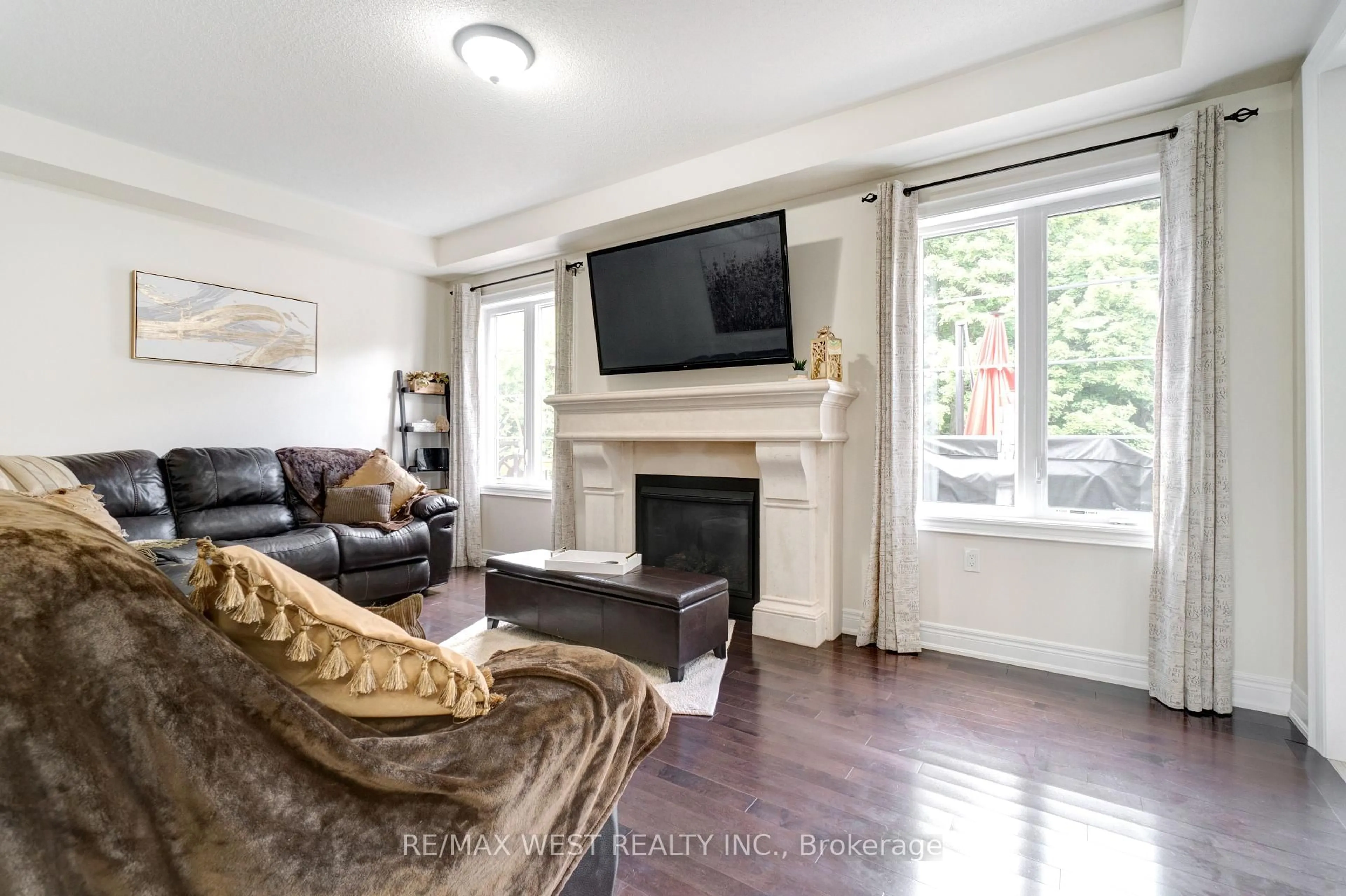 Living room with furniture, unknown for 32 Brookwater Cres, Caledon Ontario L7C 4A4