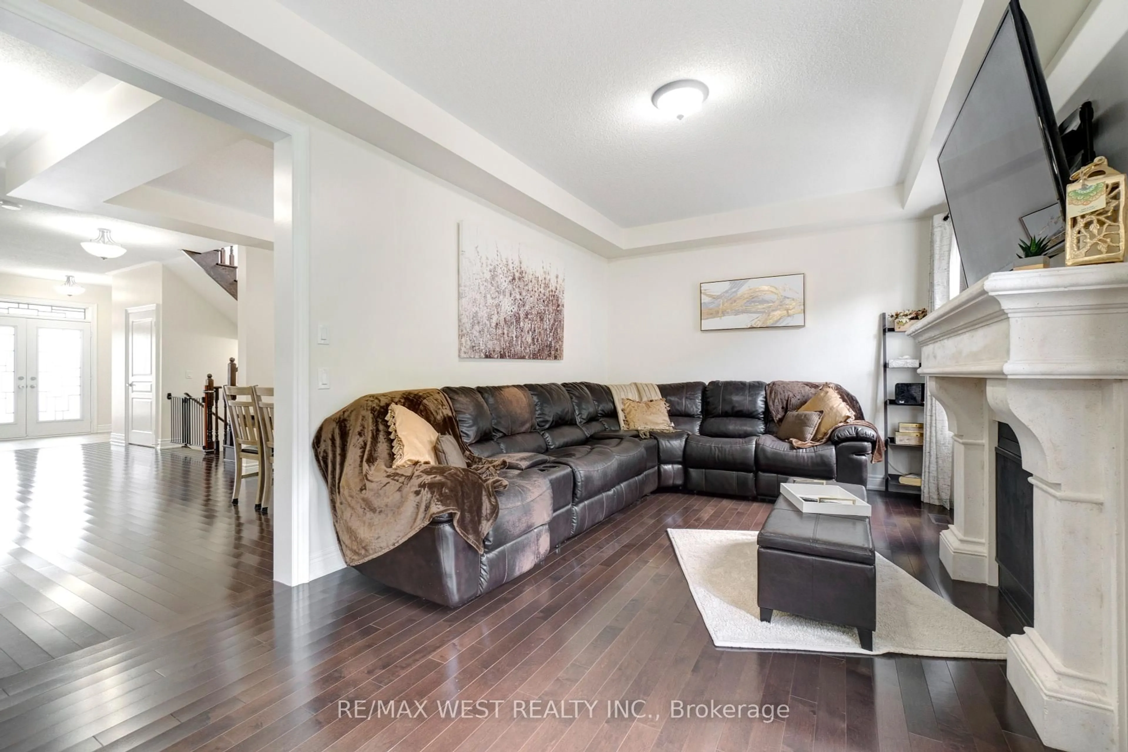Living room with furniture, unknown for 32 Brookwater Cres, Caledon Ontario L7C 4A4