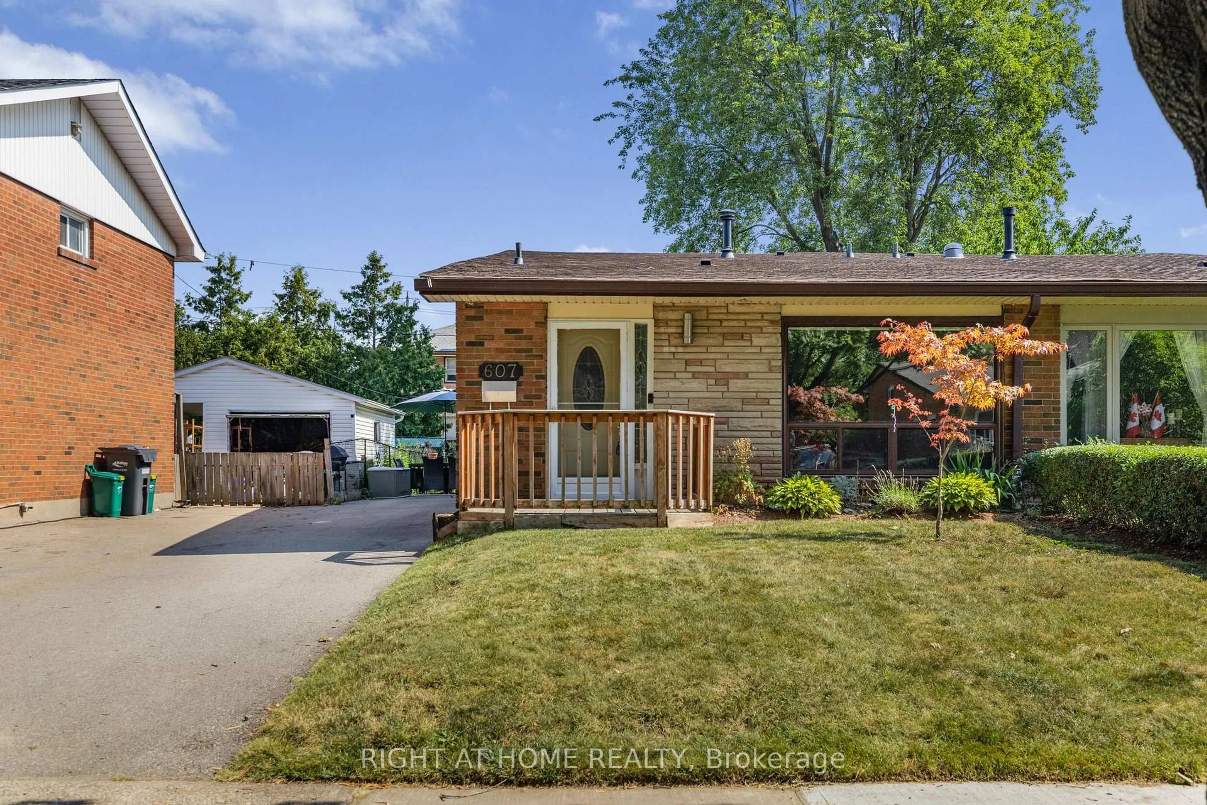 Home with vinyl exterior material, street for 607 Turner Dr, Burlington Ontario L7L 2W8