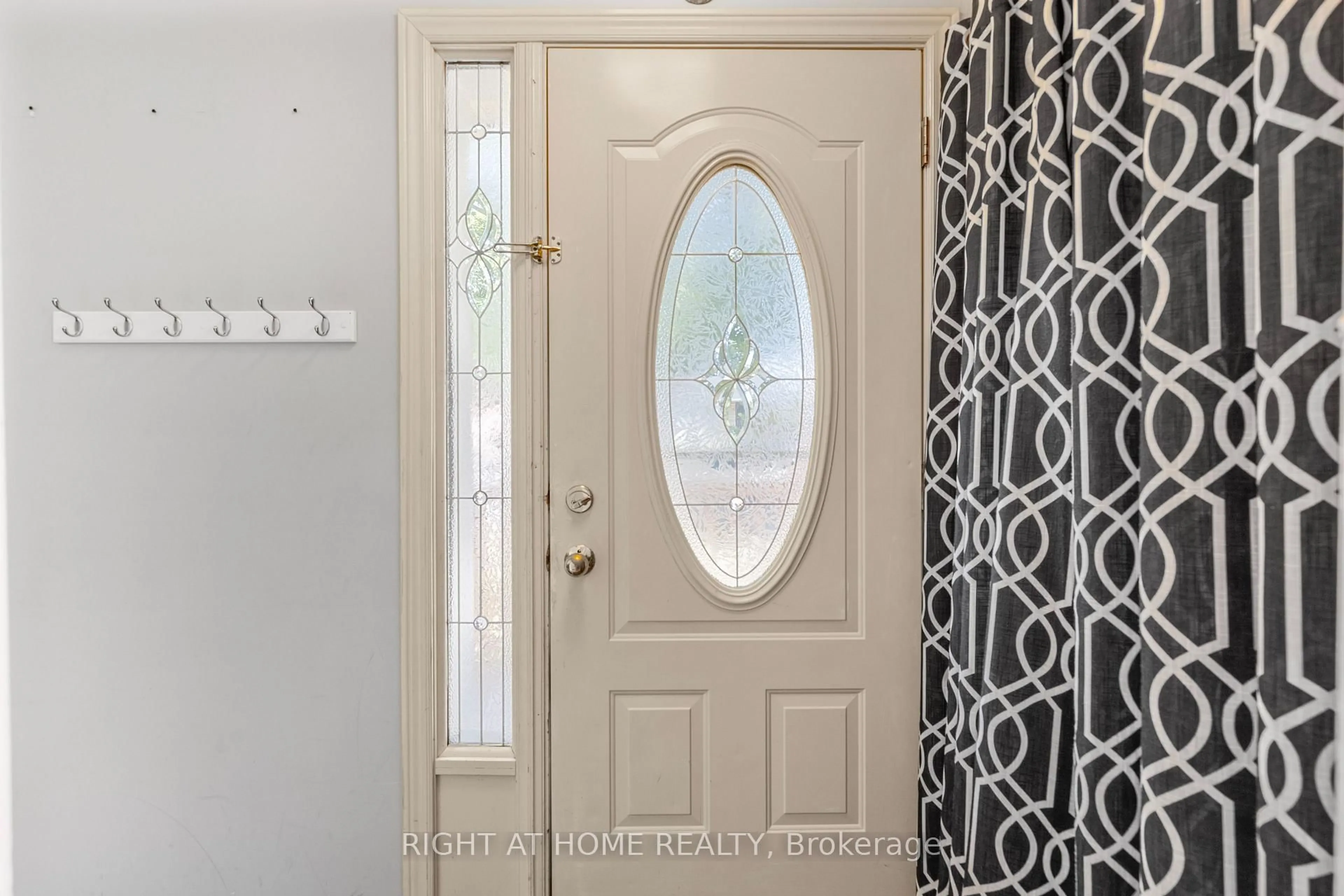 Indoor entryway for 607 Turner Dr, Burlington Ontario L7L 2W8