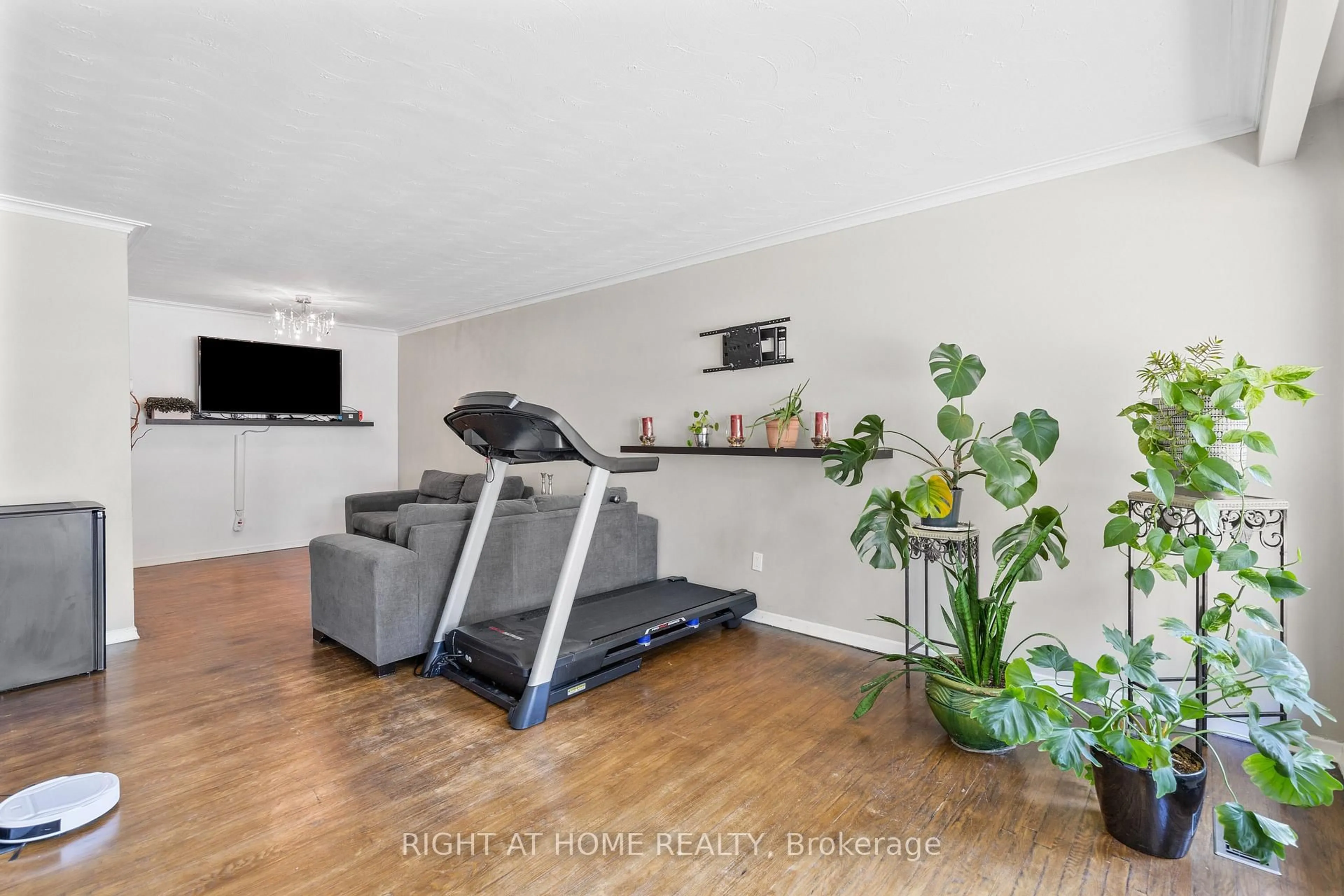 Gym or fitness room for 607 Turner Dr, Burlington Ontario L7L 2W8