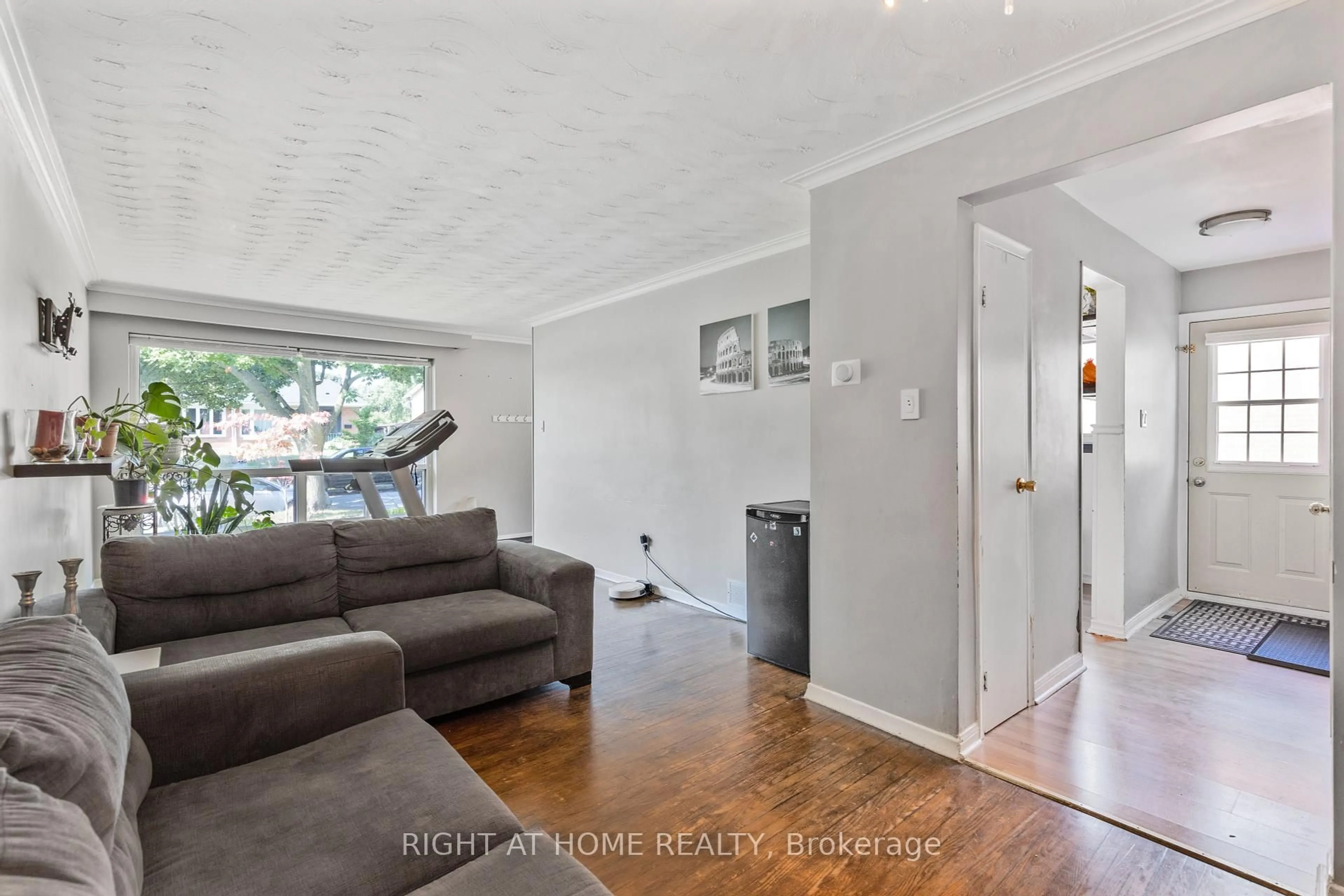Living room with furniture, wood/laminate floor for 607 Turner Dr, Burlington Ontario L7L 2W8