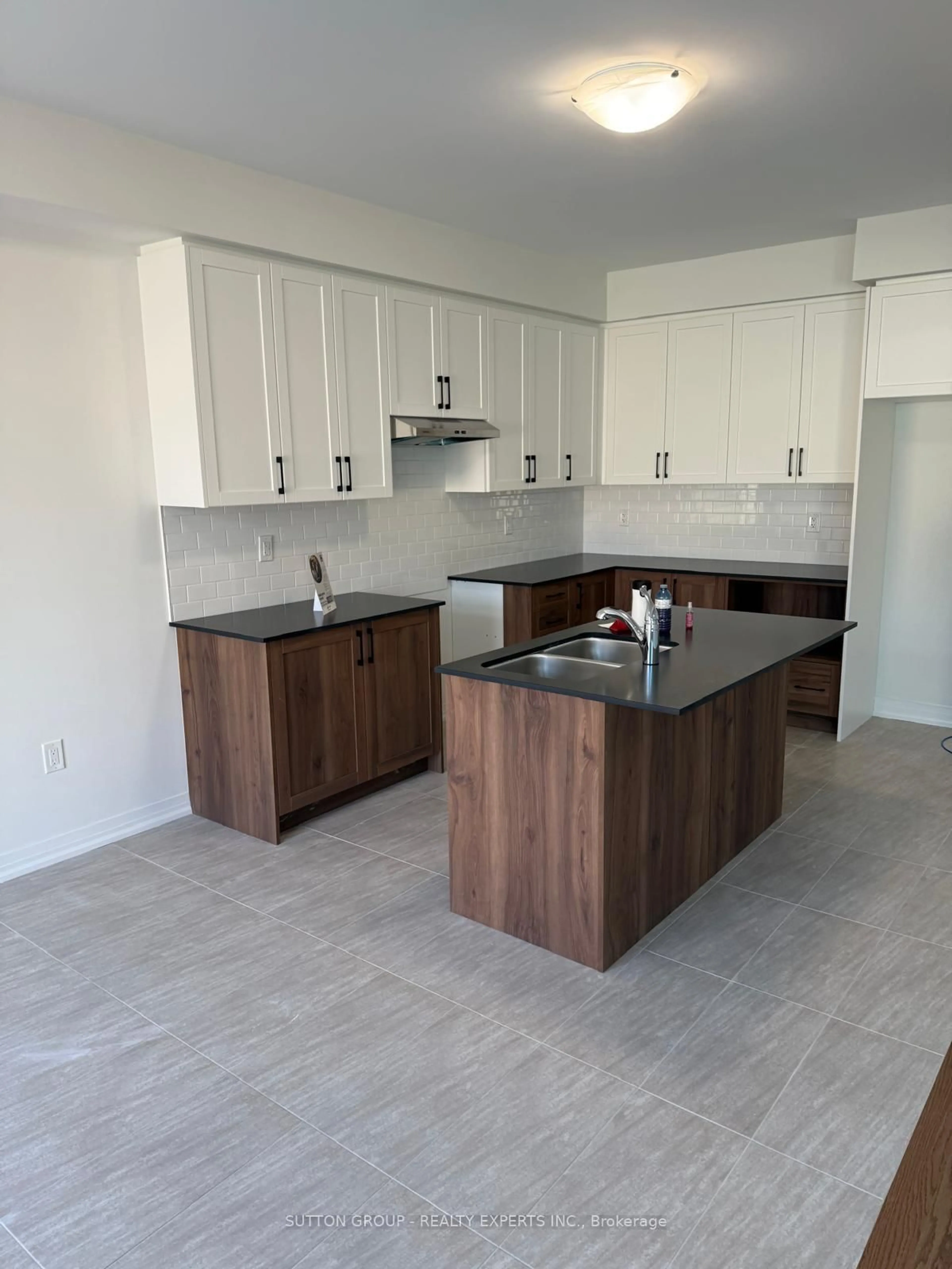 Open concept kitchen, ceramic/tile floor for 6 Raja St, Brampton Ontario L6P 3K8