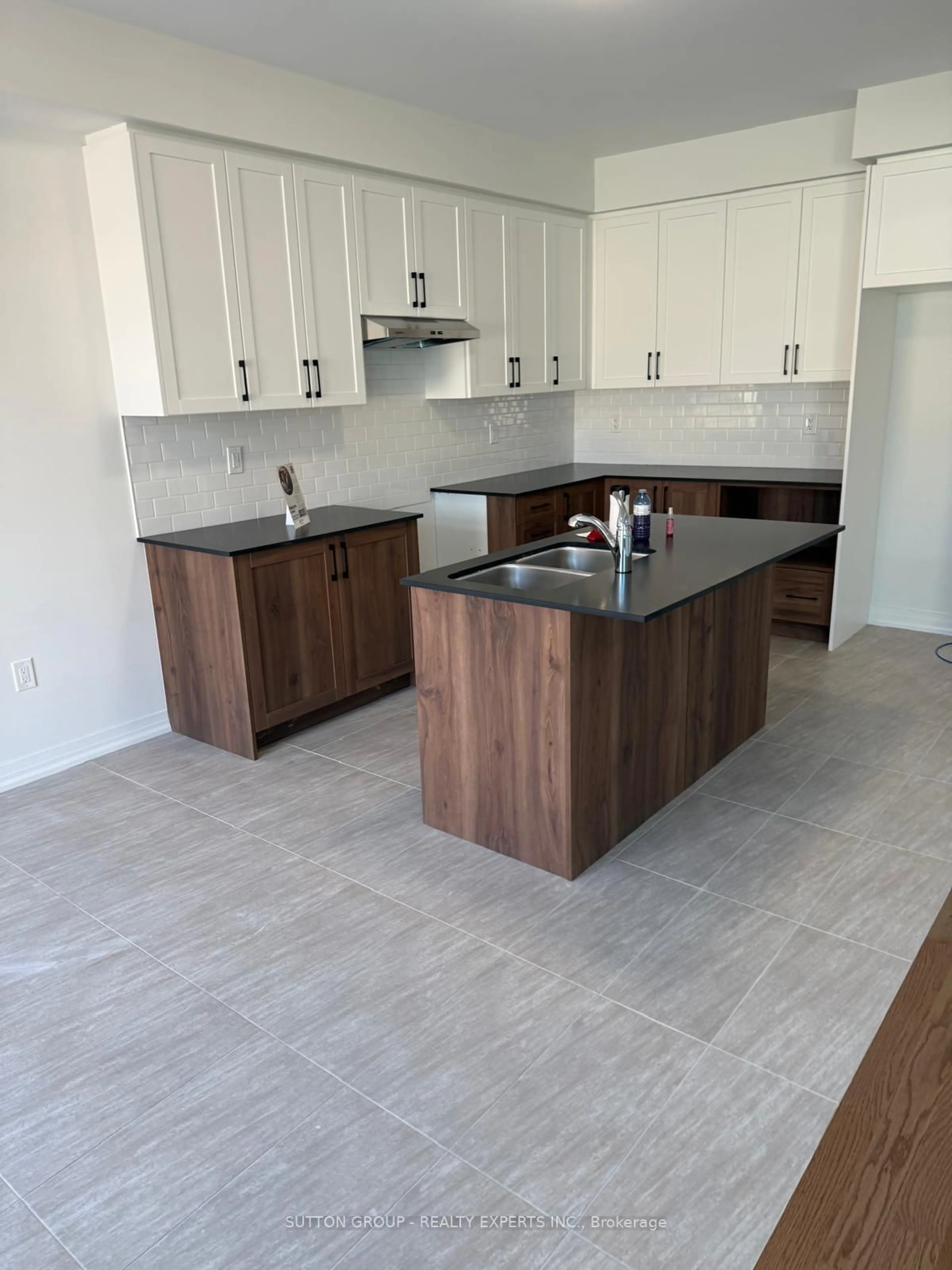 Open concept kitchen, ceramic/tile floor for 6 Raja St, Brampton Ontario L6P 3K8