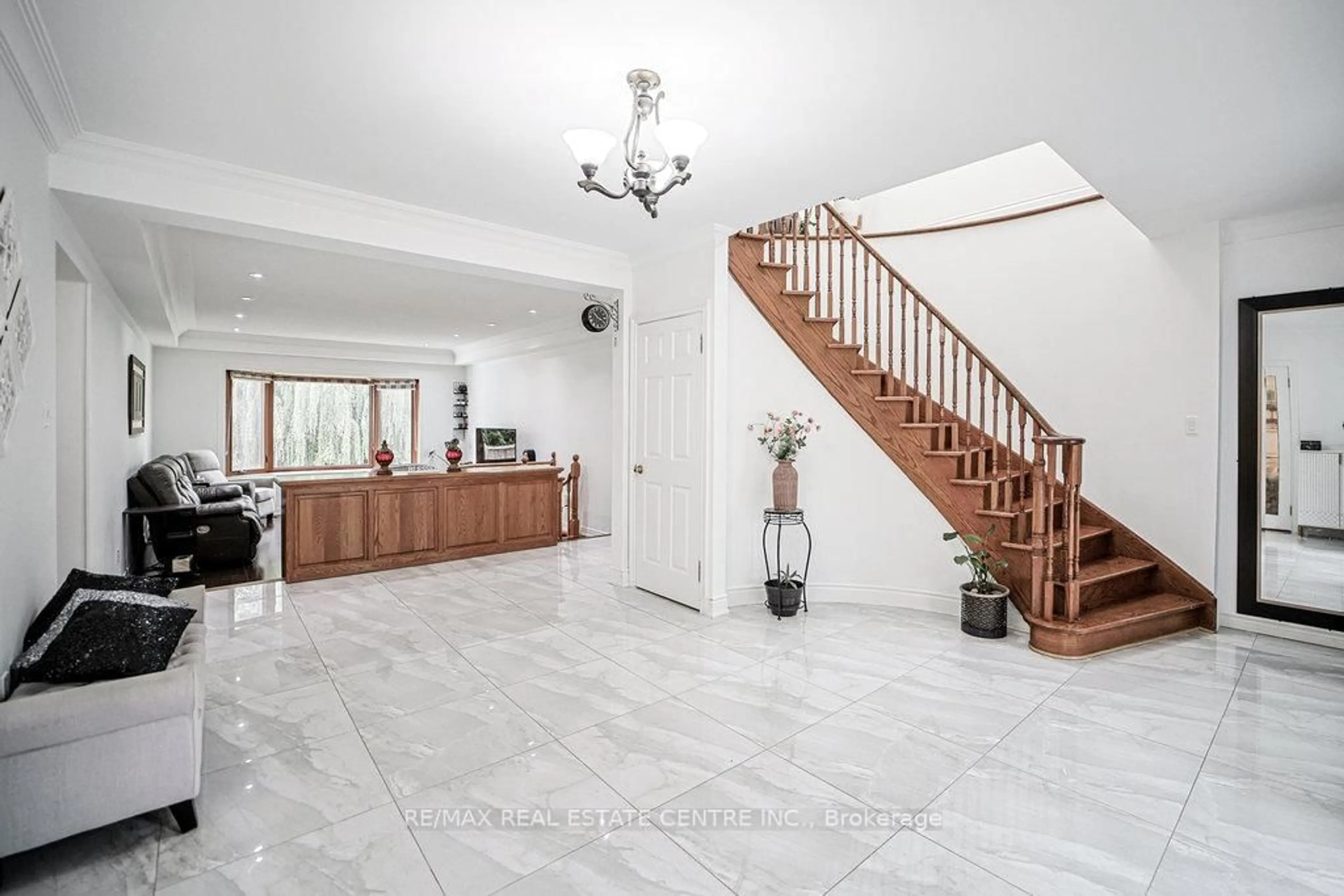 Indoor foyer for 7750 No. 5 Side Rd, Milton Ontario L9T 2X8