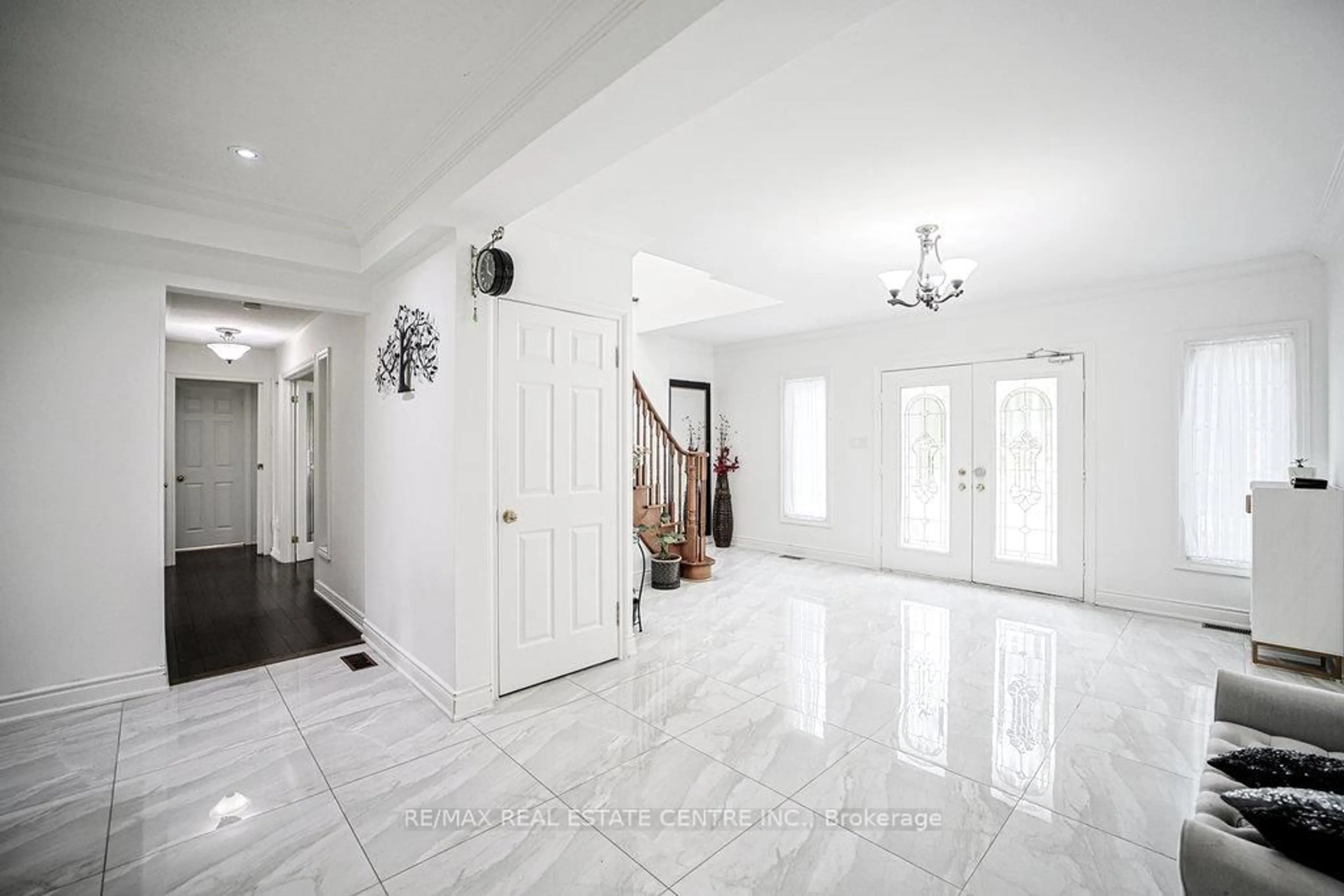 Indoor foyer for 7750 No. 5 Side Rd, Milton Ontario L9T 2X8