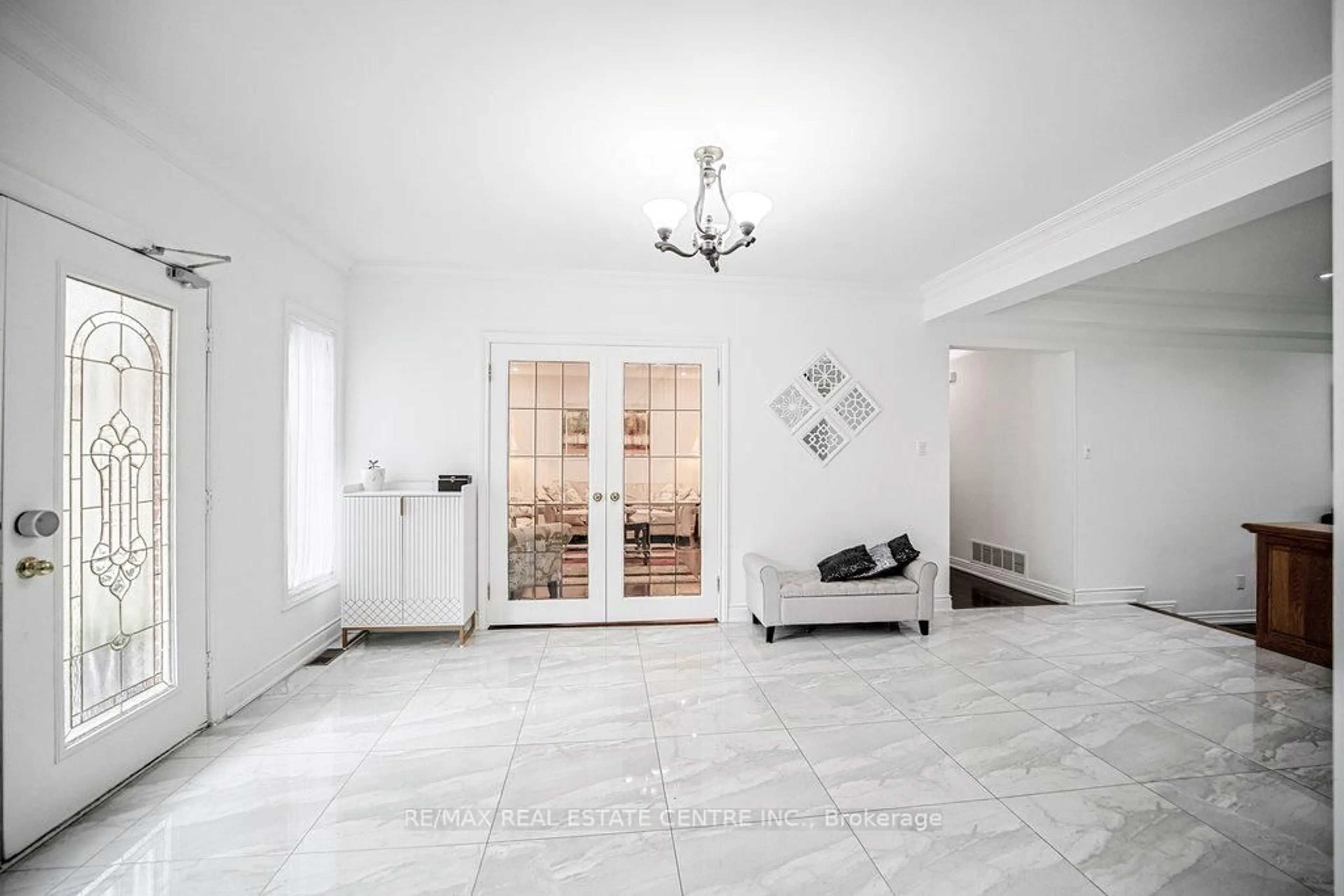 Indoor foyer for 7750 No. 5 Side Rd, Milton Ontario L9T 2X8