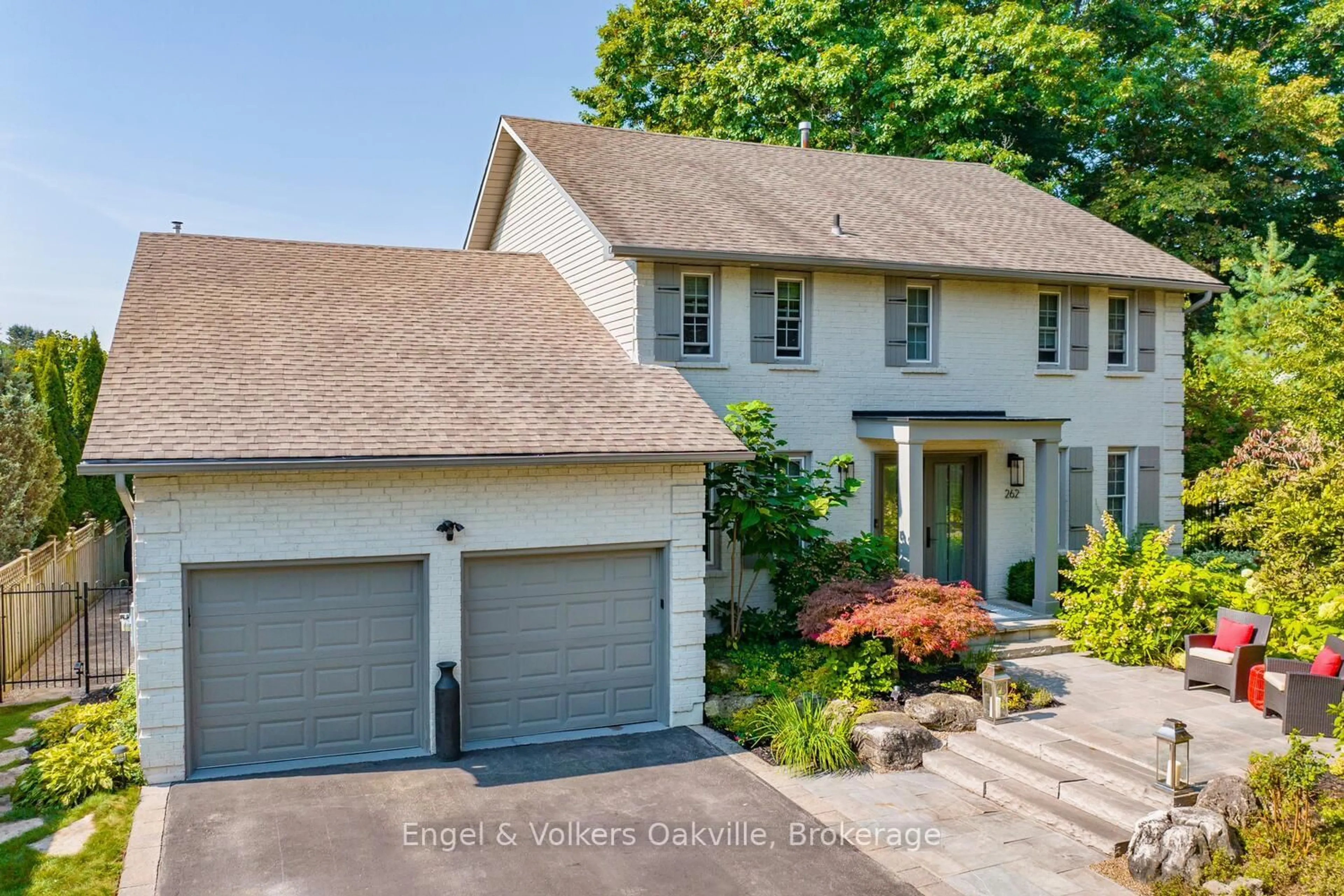 A pic from outside/outdoor area/front of a property/back of a property/a pic from drone, street for 262 Vinova Crt, Oakville Ontario L6L 5X1