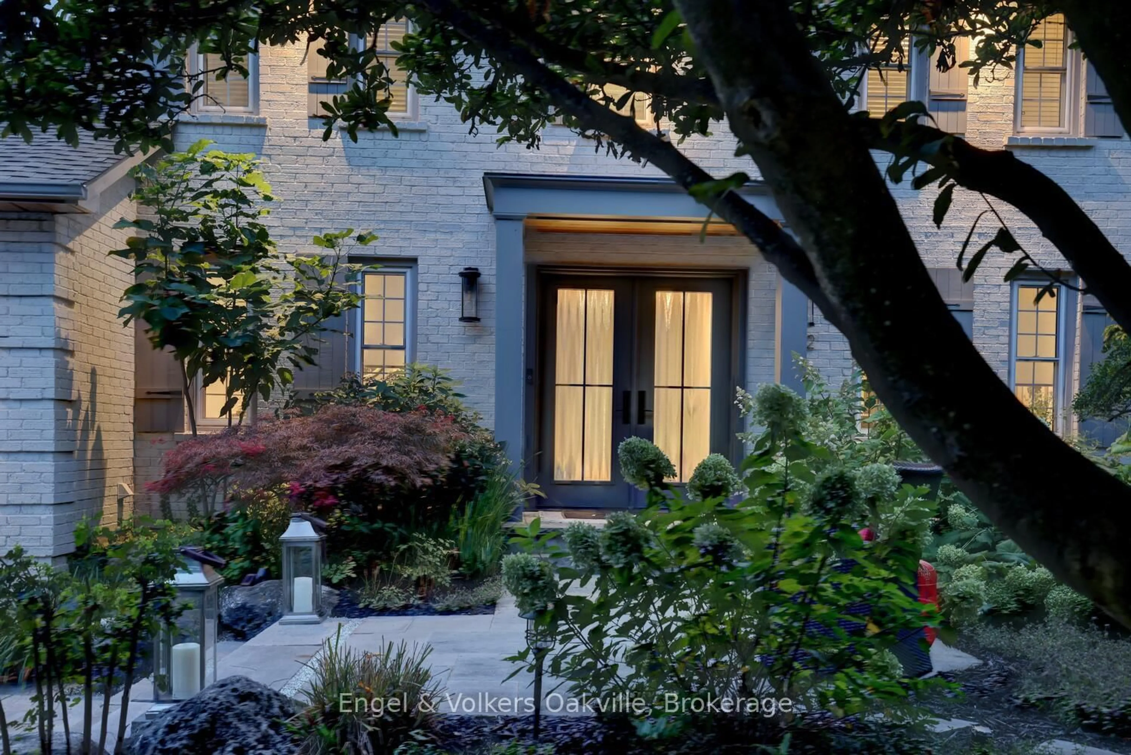 Home with brick exterior material, street for 262 Vinova Crt, Oakville Ontario L6L 5X1