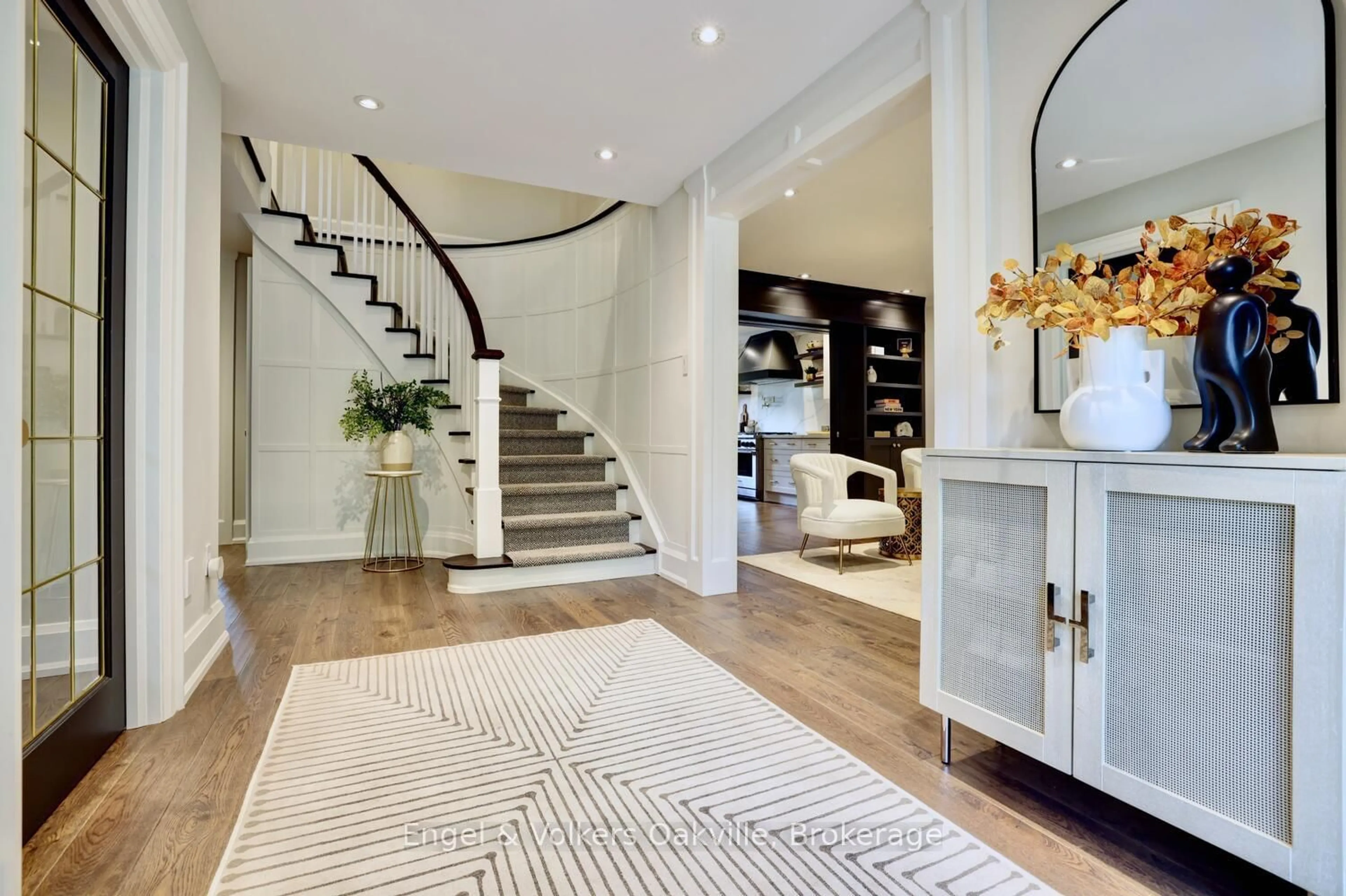 Indoor entryway for 262 Vinova Crt, Oakville Ontario L6L 5X1