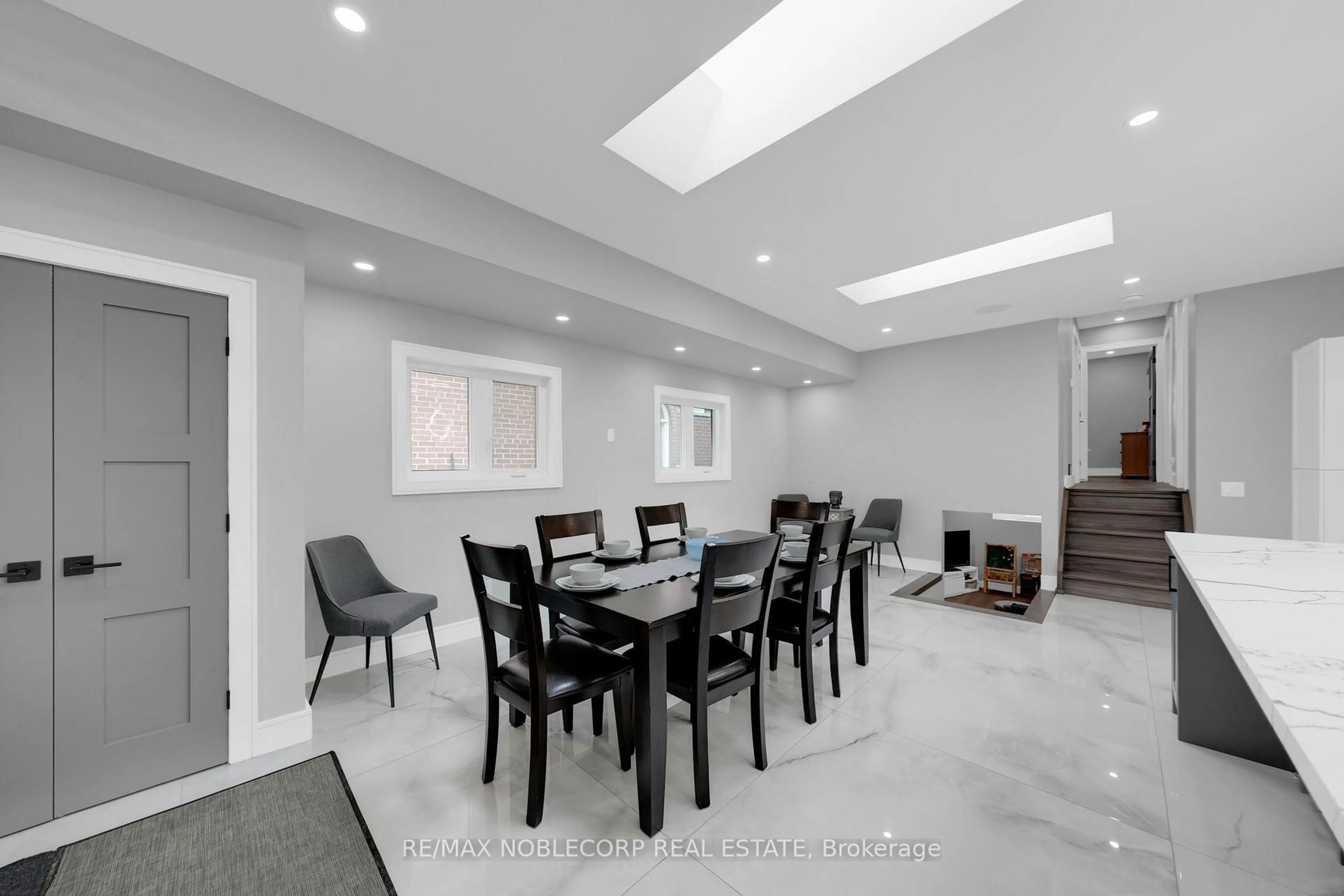 Dining room, ceramic/tile floor for 2515 Hensall St, Mississauga Ontario L5A 2T1