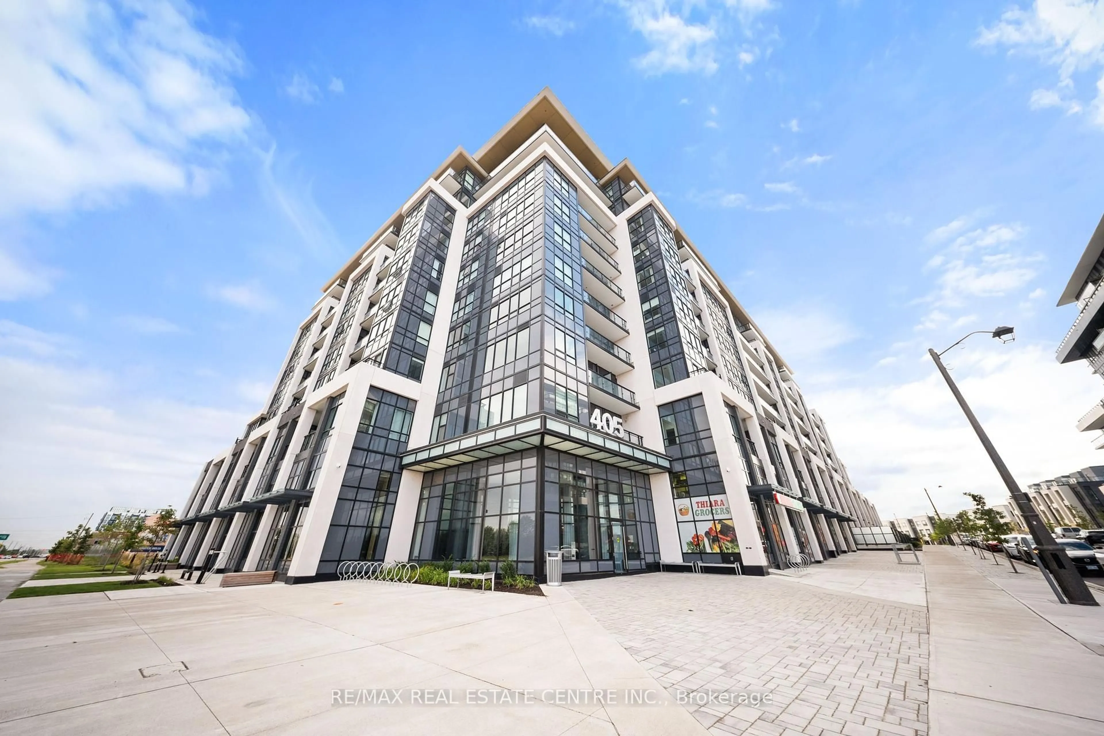 Indoor foyer for 405 Dundas St #813, Oakville Ontario L6M 4P9