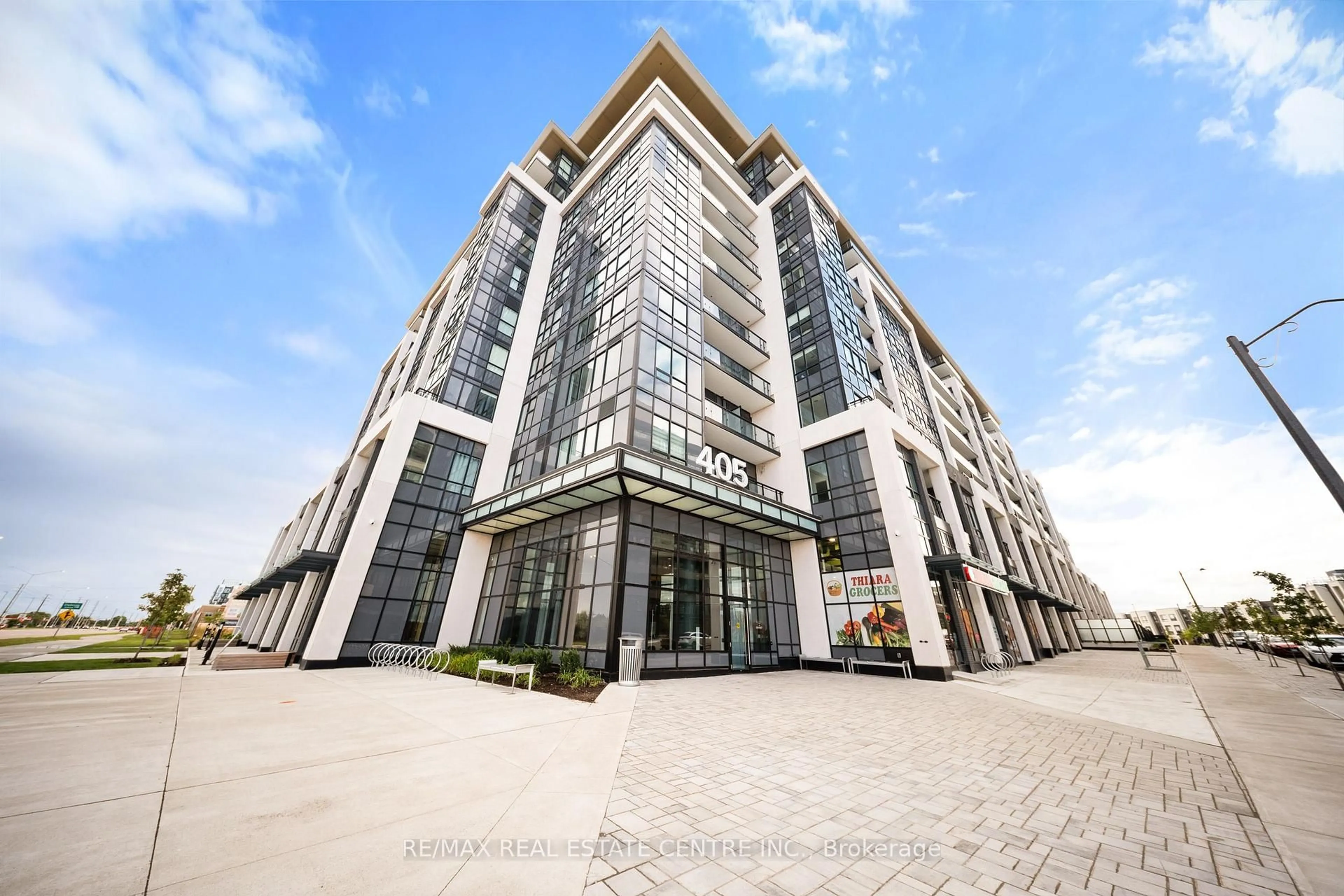 Indoor foyer for 405 Dundas St #813, Oakville Ontario L6M 4P9