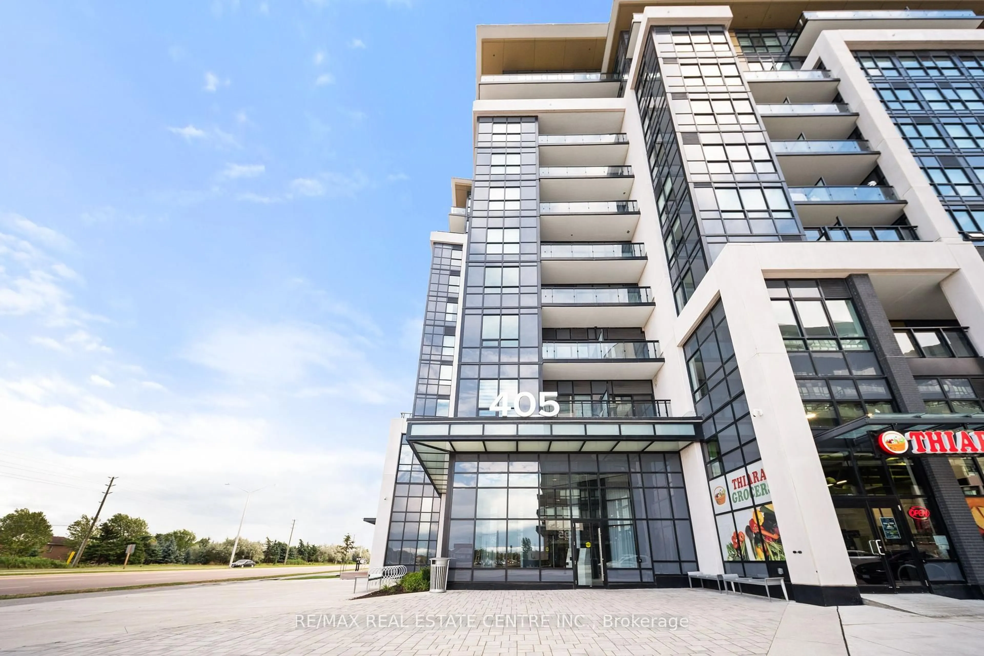 Indoor foyer for 405 Dundas St #813, Oakville Ontario L6M 4P9