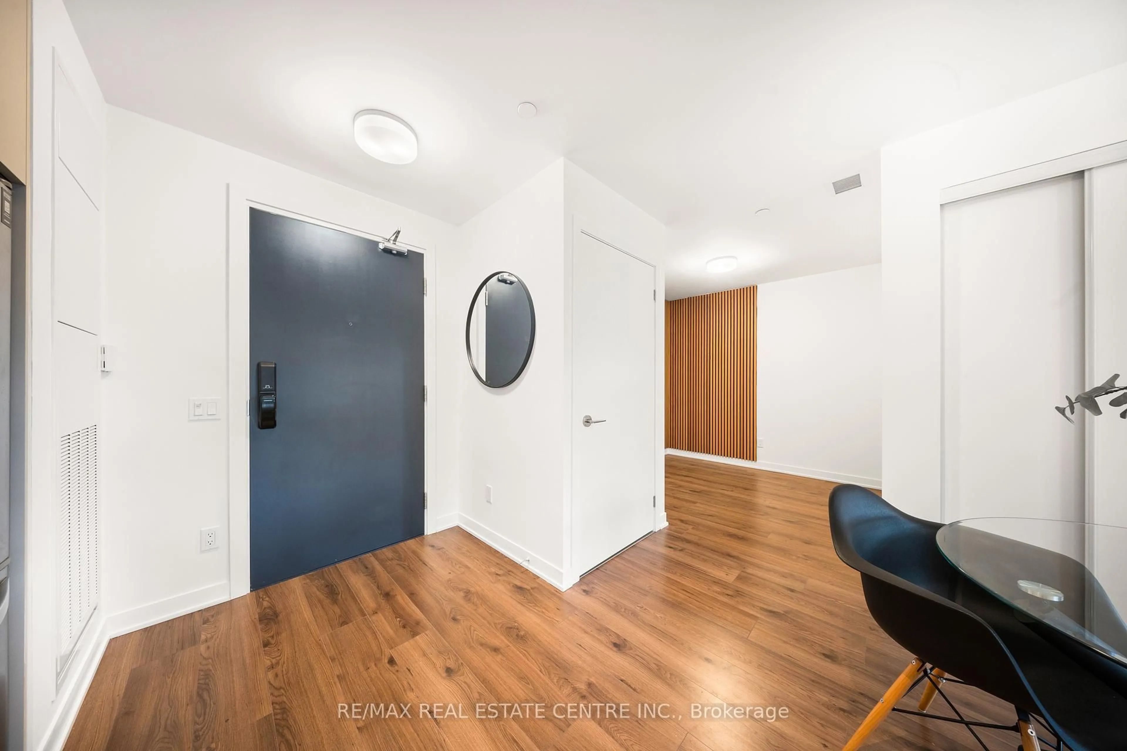 Indoor entryway for 405 Dundas St #813, Oakville Ontario L6M 4P9