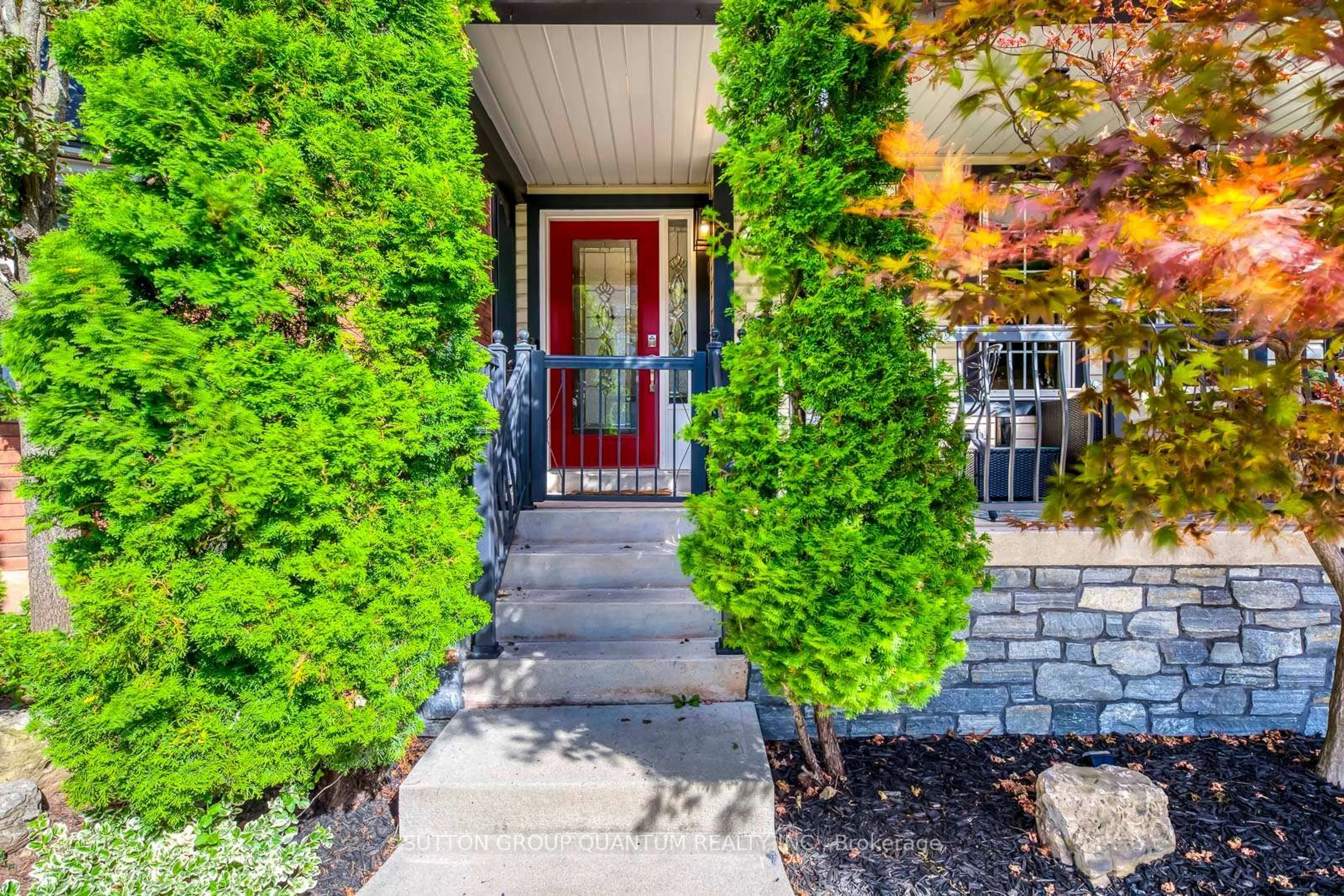 Indoor entryway for 215 ROXTON Rd, Oakville Ontario L6H 6M9