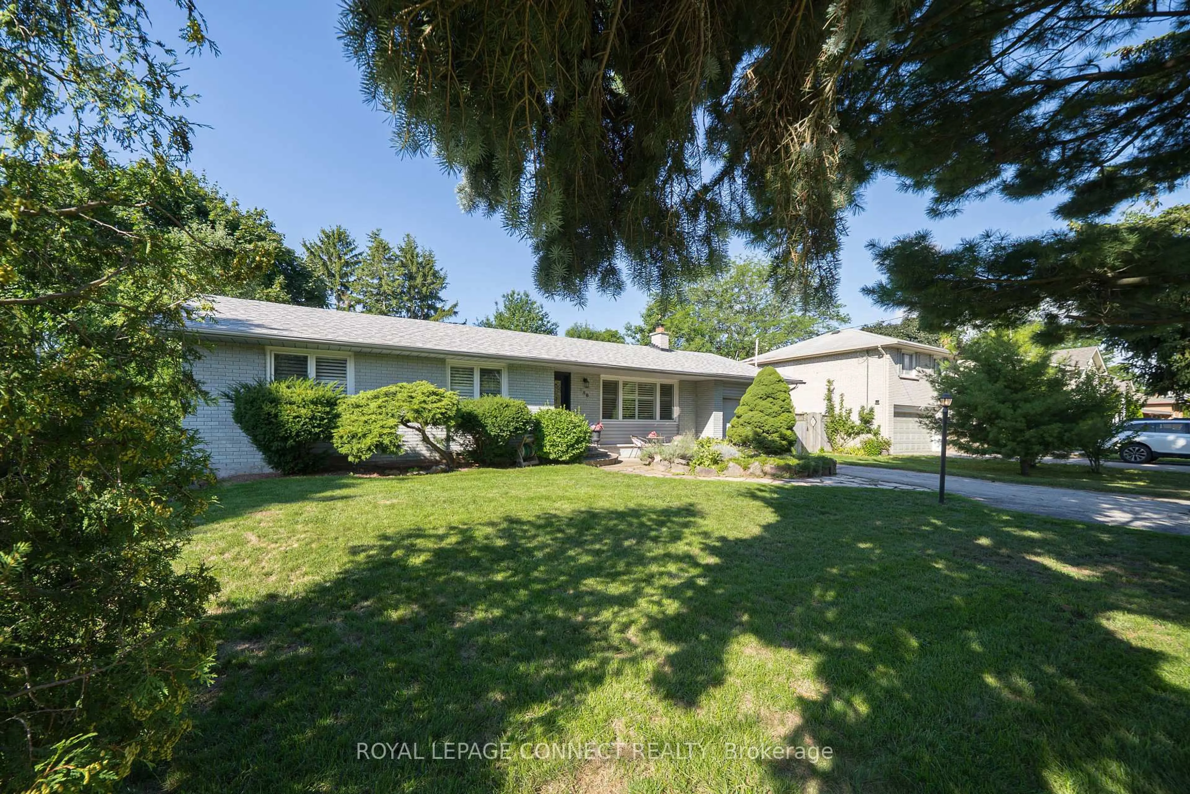 A pic from outside/outdoor area/front of a property/back of a property/a pic from drone, street for 338 Sawyer Rd, Oakville Ontario L6L 3N7