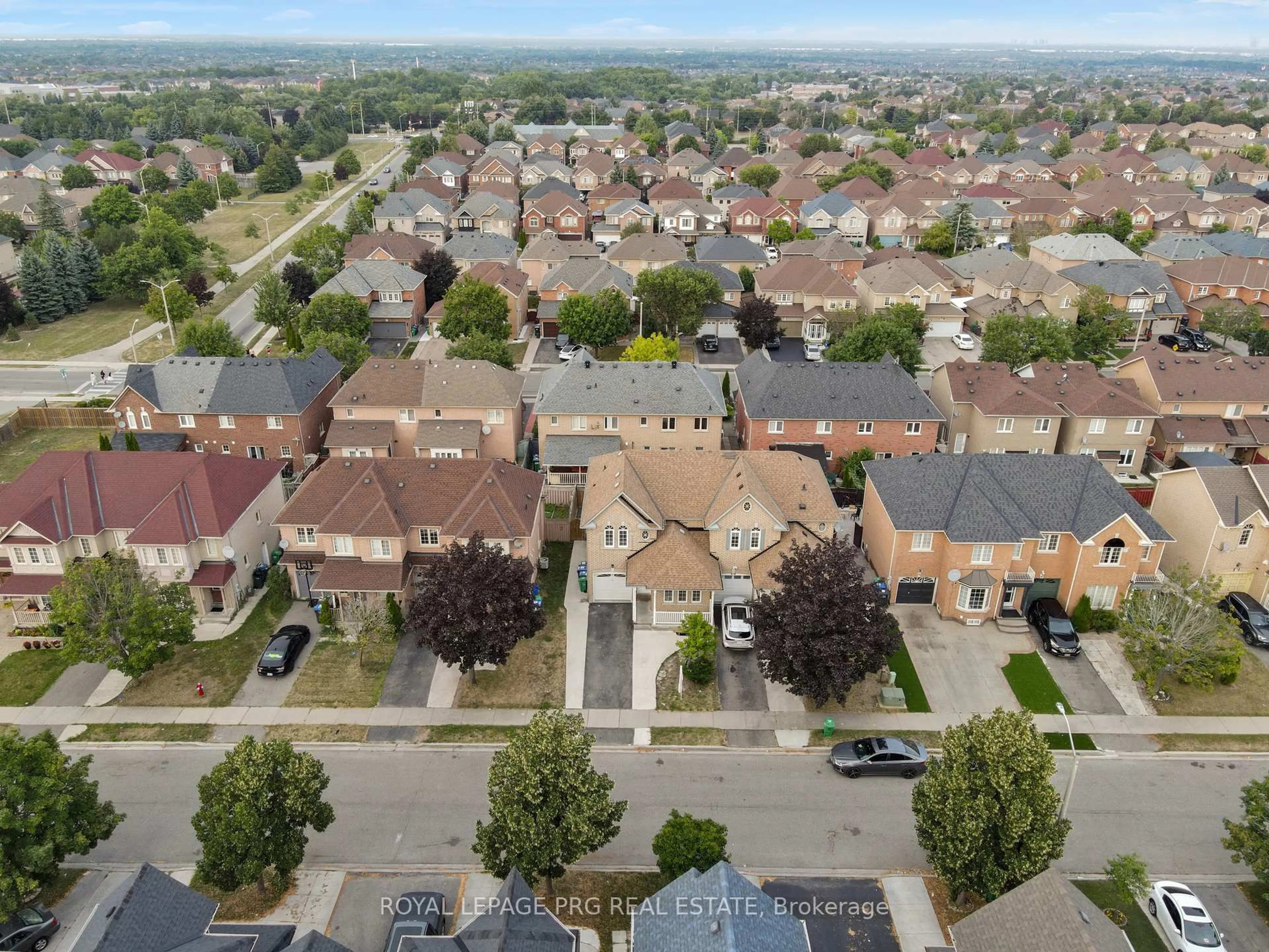 A pic from outside/outdoor area/front of a property/back of a property/a pic from drone, street for 36 Zebra Tr, Brampton Ontario L6R 2J3