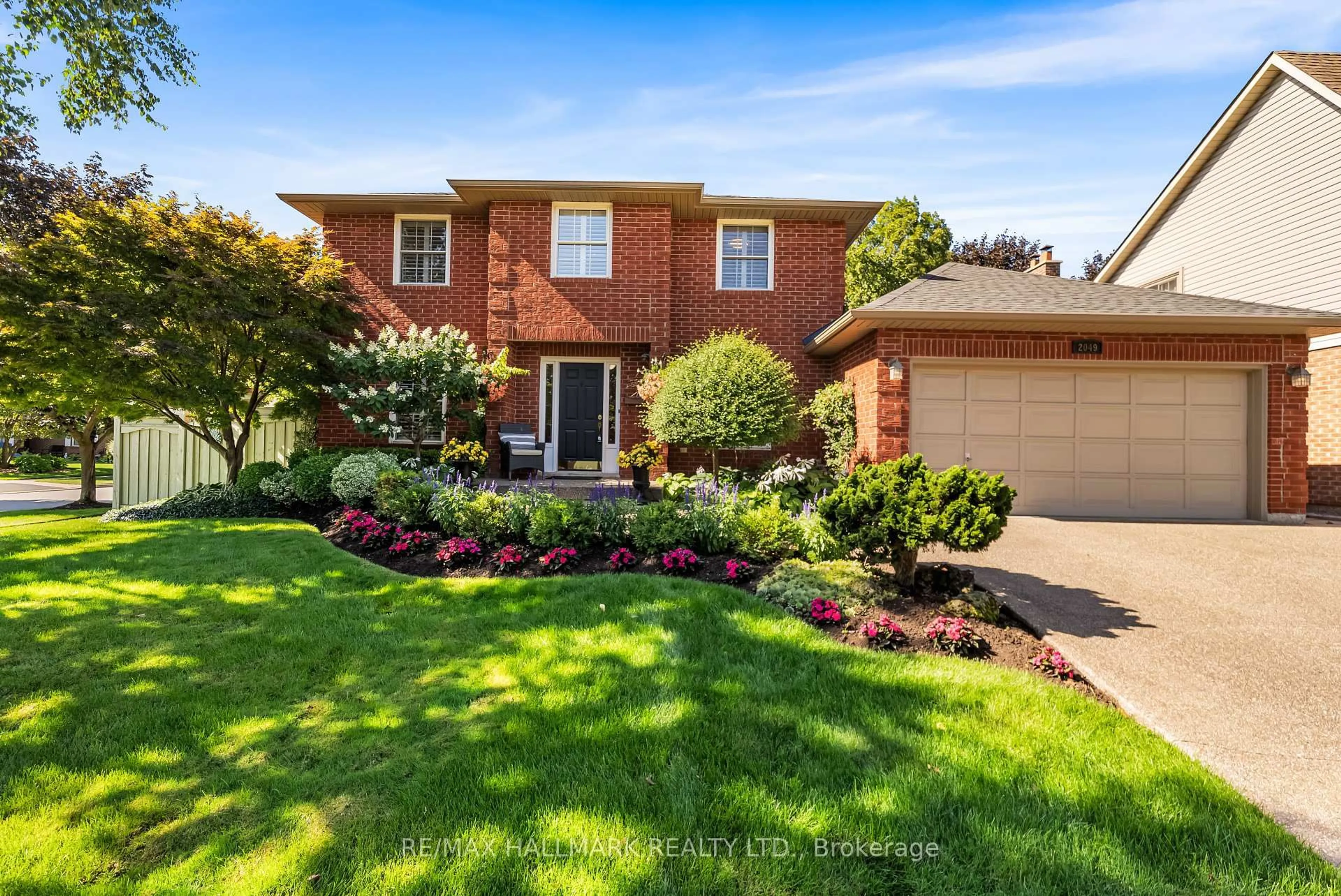 Home with brick exterior material, street for 2049 Windy Oaks Dr, Burlington Ontario L7M 2R5