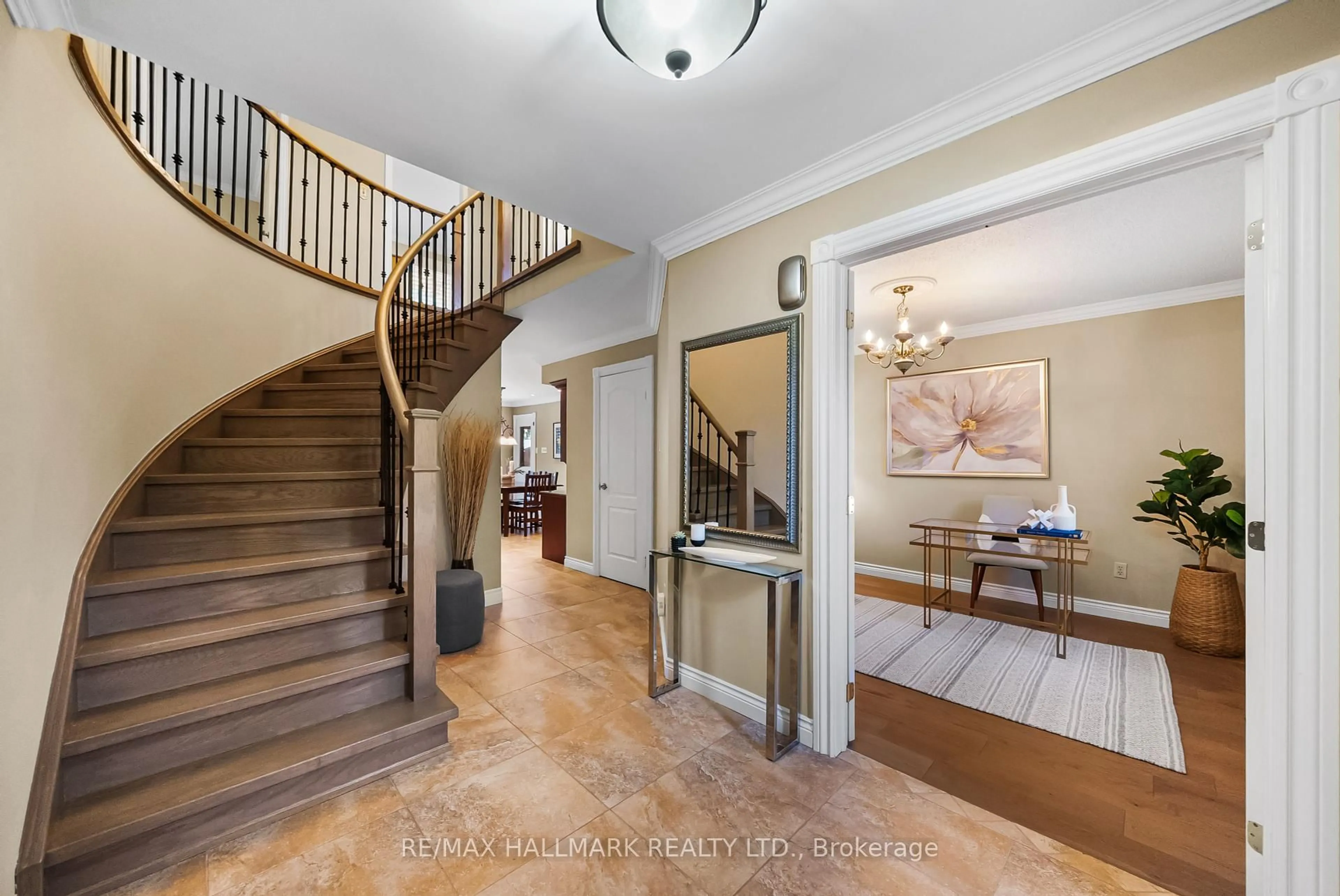 Indoor foyer for 2049 Windy Oaks Dr, Burlington Ontario L7M 2R5