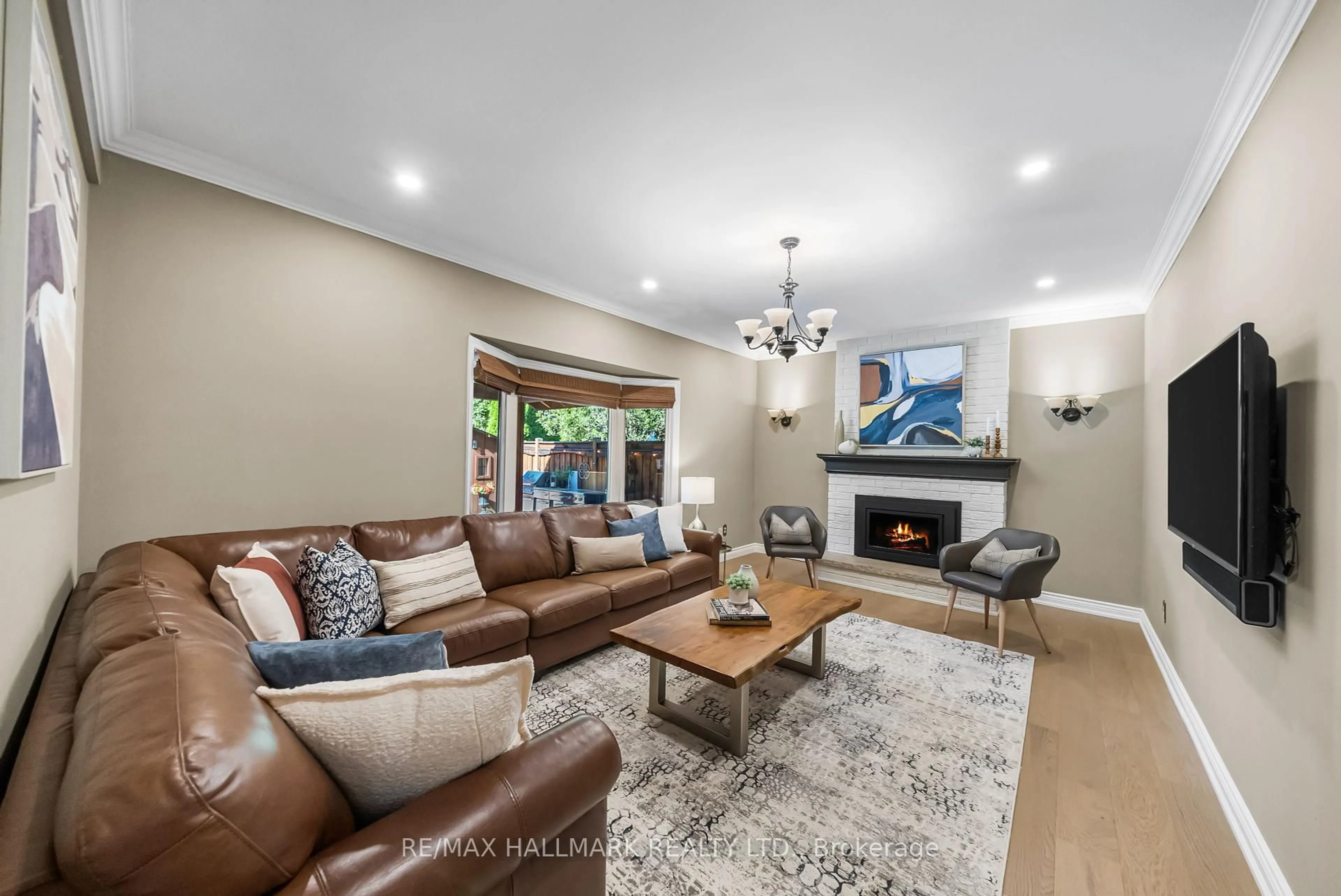 Living room with furniture, unknown for 2049 Windy Oaks Dr, Burlington Ontario L7M 2R5