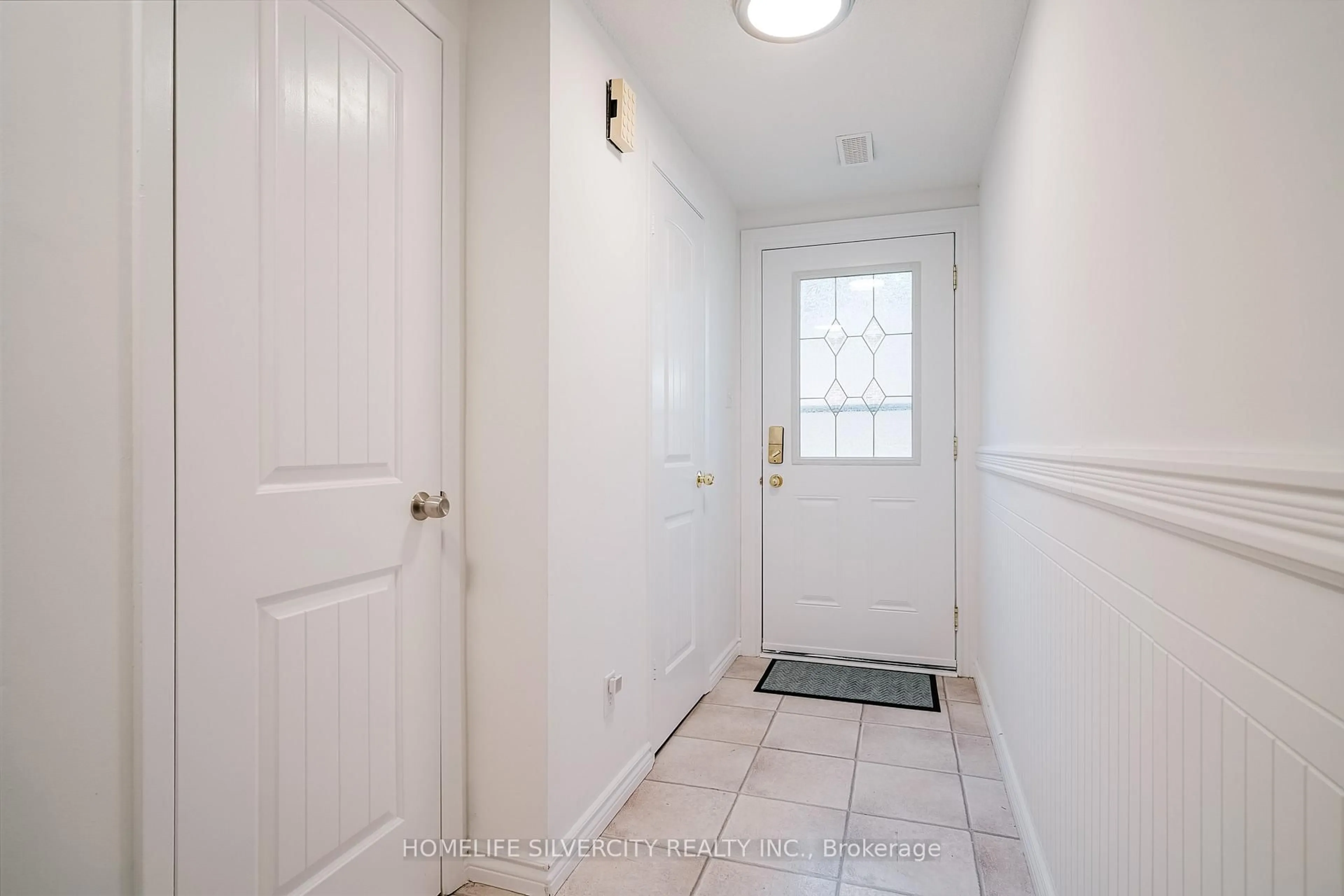 Indoor entryway for 235 Bronte St #57, Milton Ontario L9T 3V8