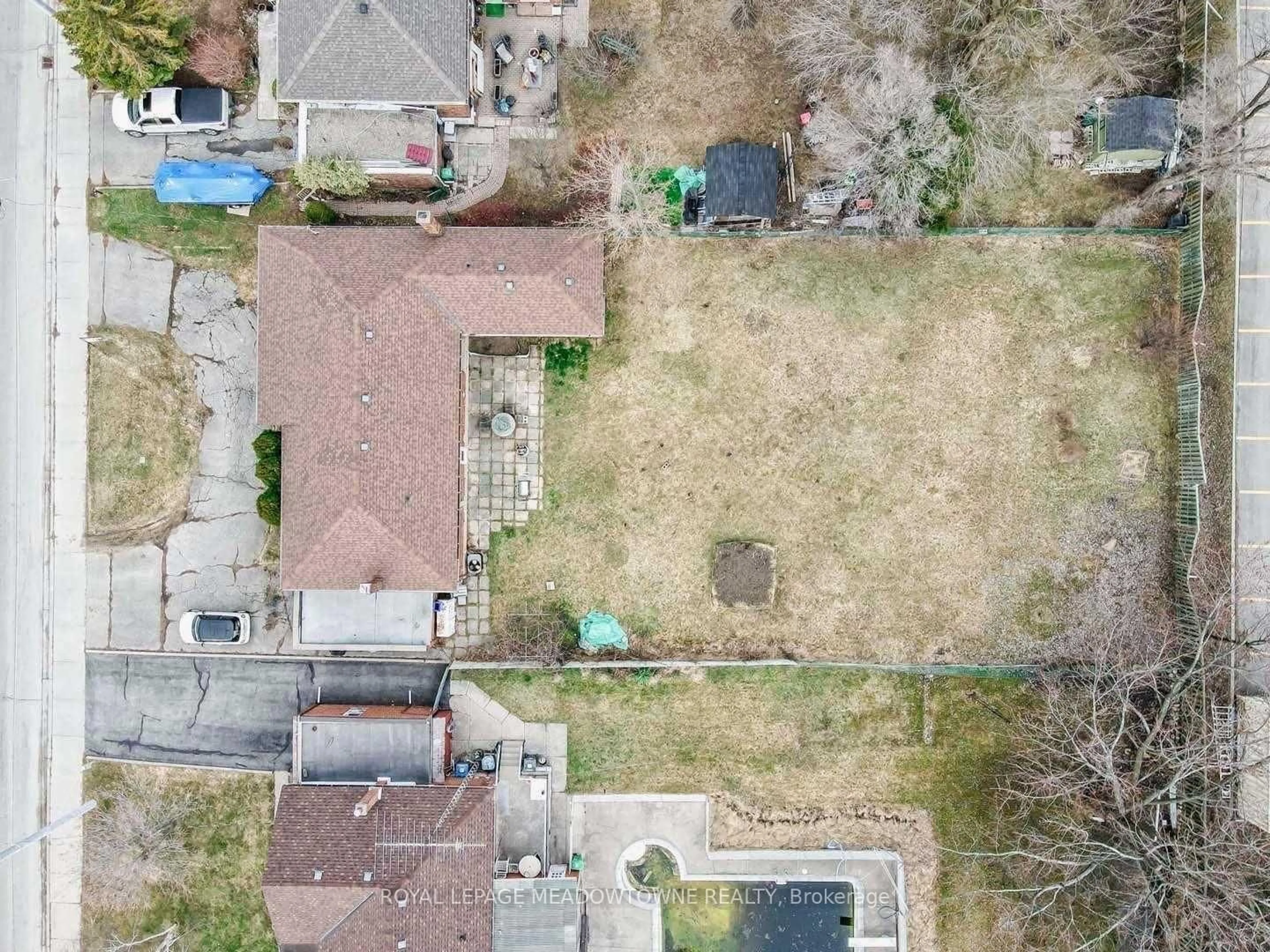 A pic from outside/outdoor area/front of a property/back of a property/a pic from drone, street for 634 Hyacinthe Blvd, Mississauga Ontario L5A 2C5