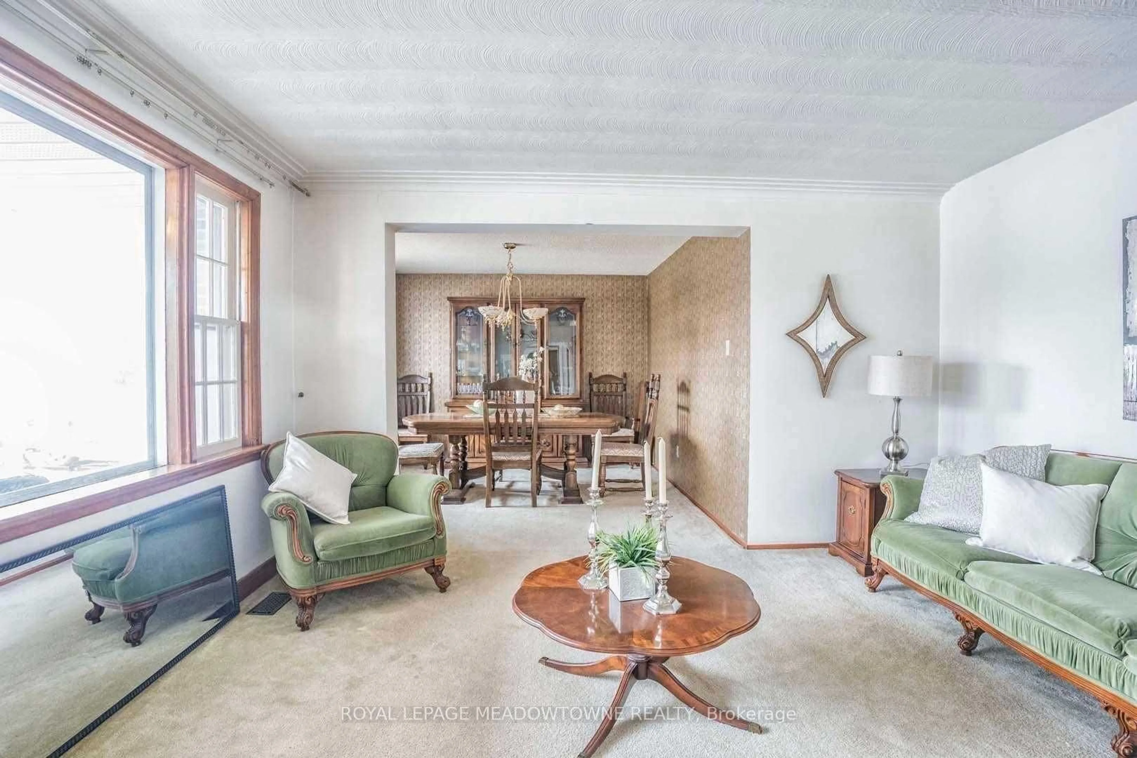 Living room with furniture, unknown for 634 Hyacinthe Blvd, Mississauga Ontario L5A 2C5