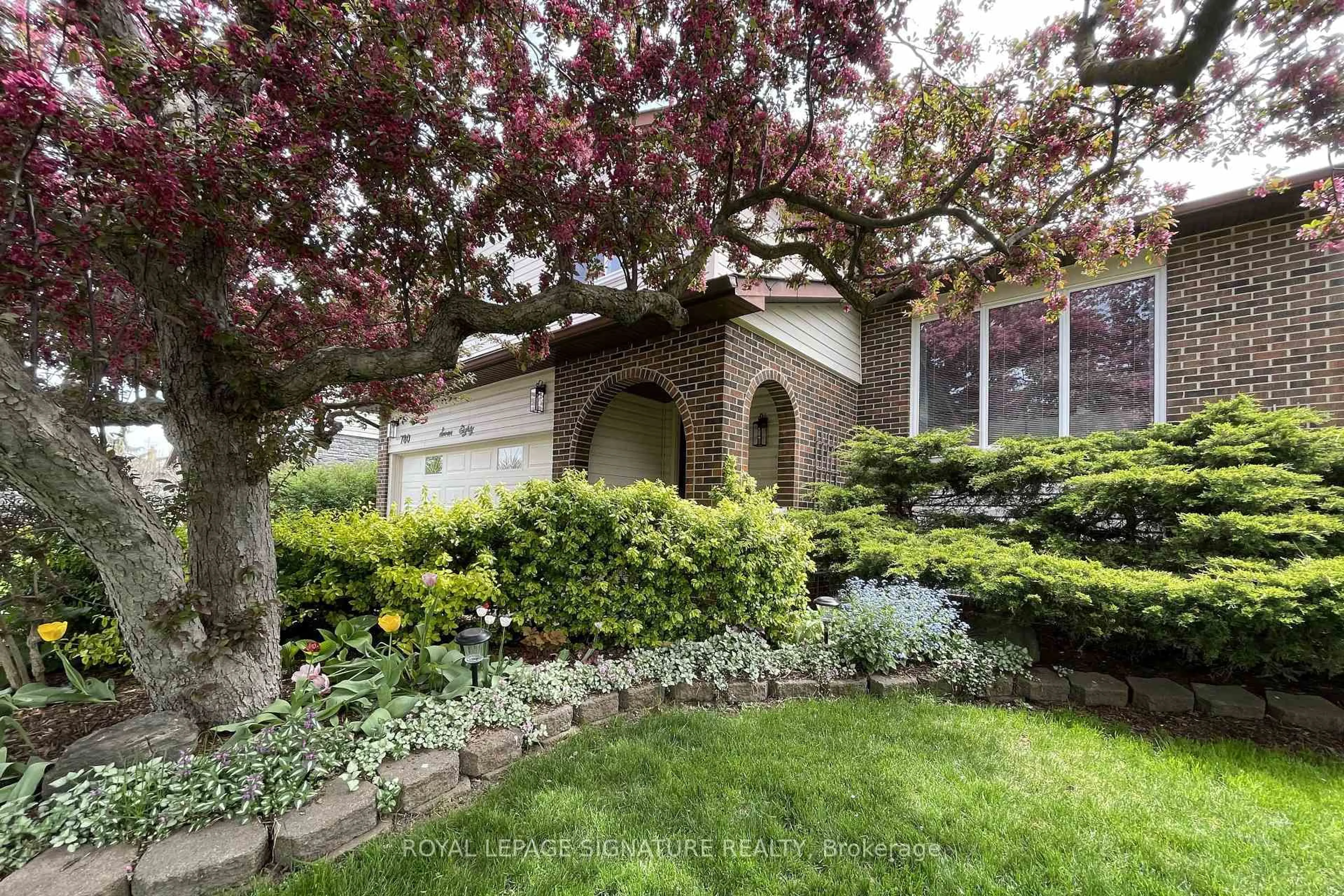 Patio, street for 780 Woodward Ave, Milton Ontario L9T 3T9