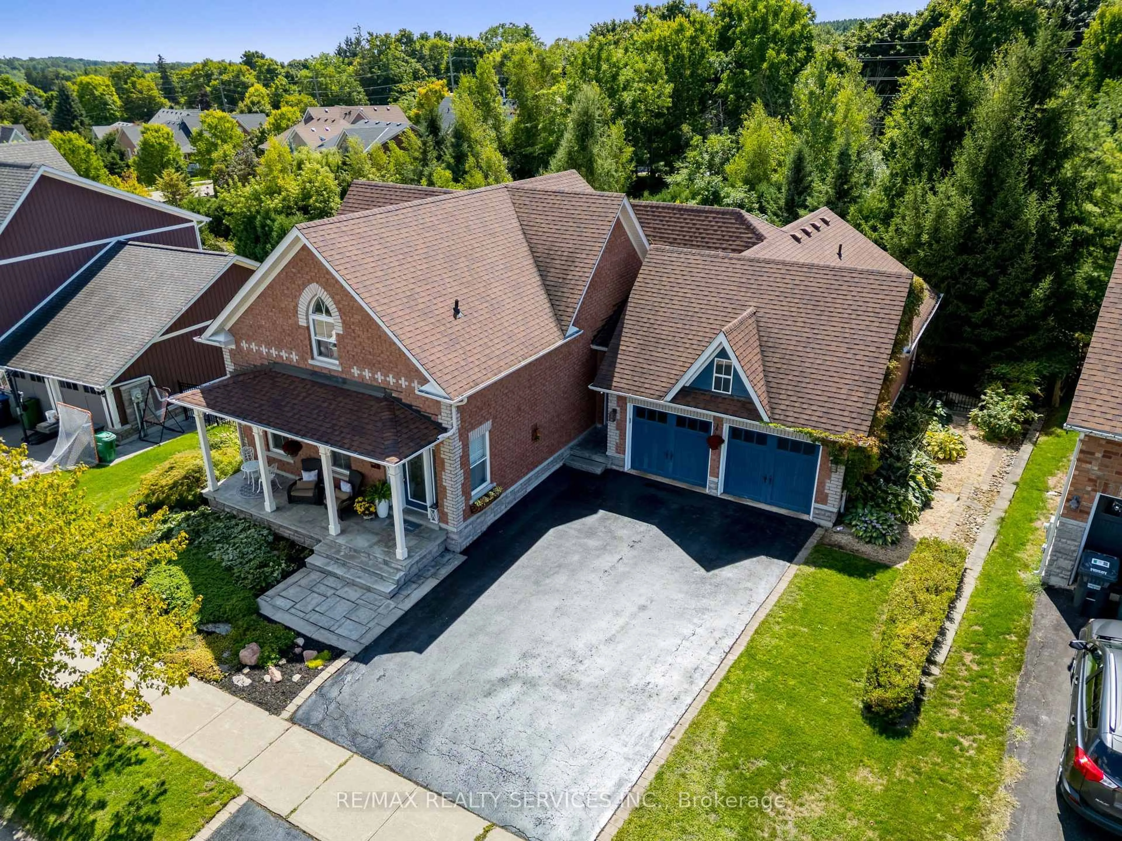 A pic from outside/outdoor area/front of a property/back of a property/a pic from drone, street for 74 North Riverdale Dr, Caledon Ontario L7C 1L1