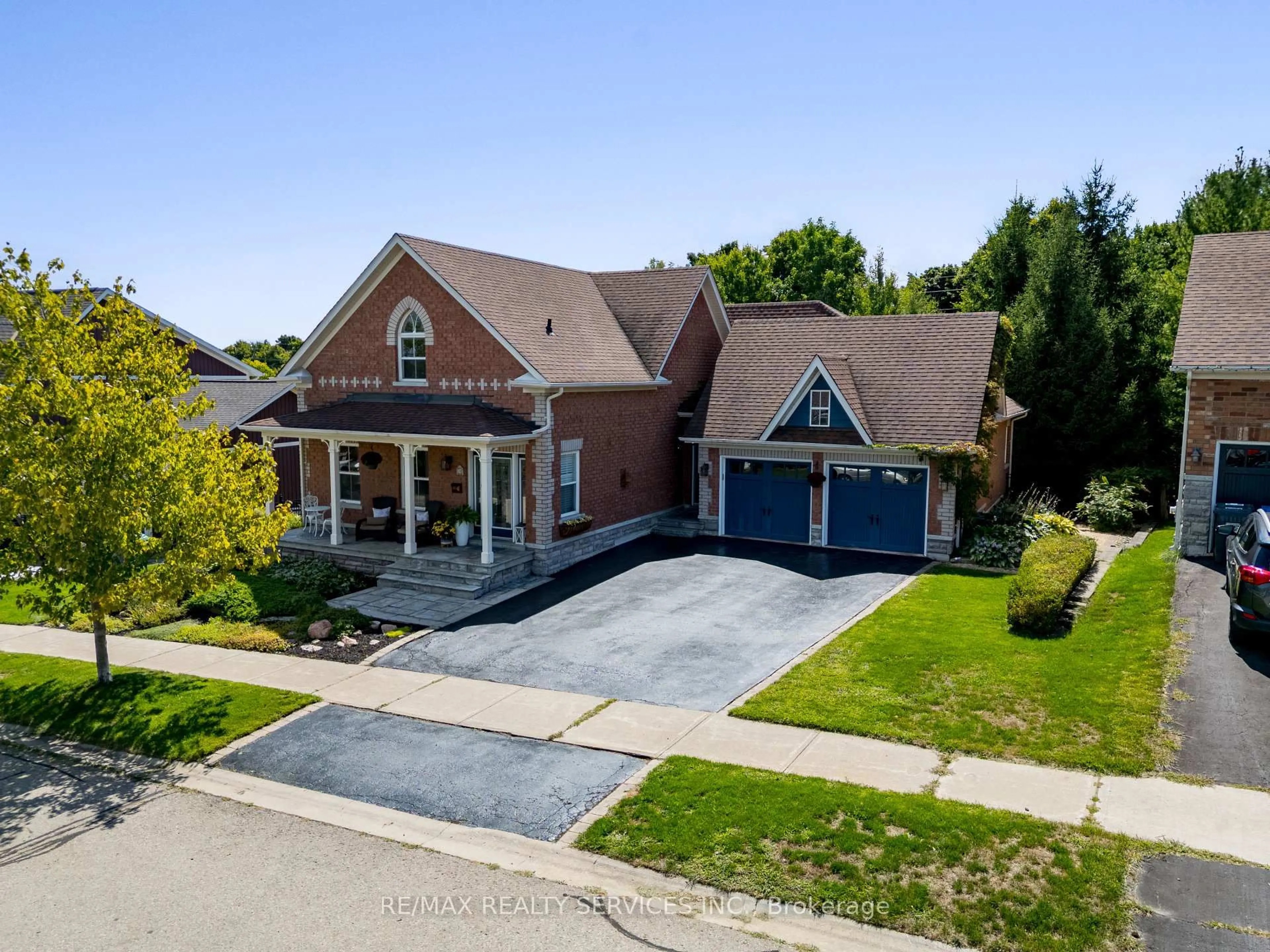 A pic from outside/outdoor area/front of a property/back of a property/a pic from drone, street for 74 North Riverdale Dr, Caledon Ontario L7C 1L1