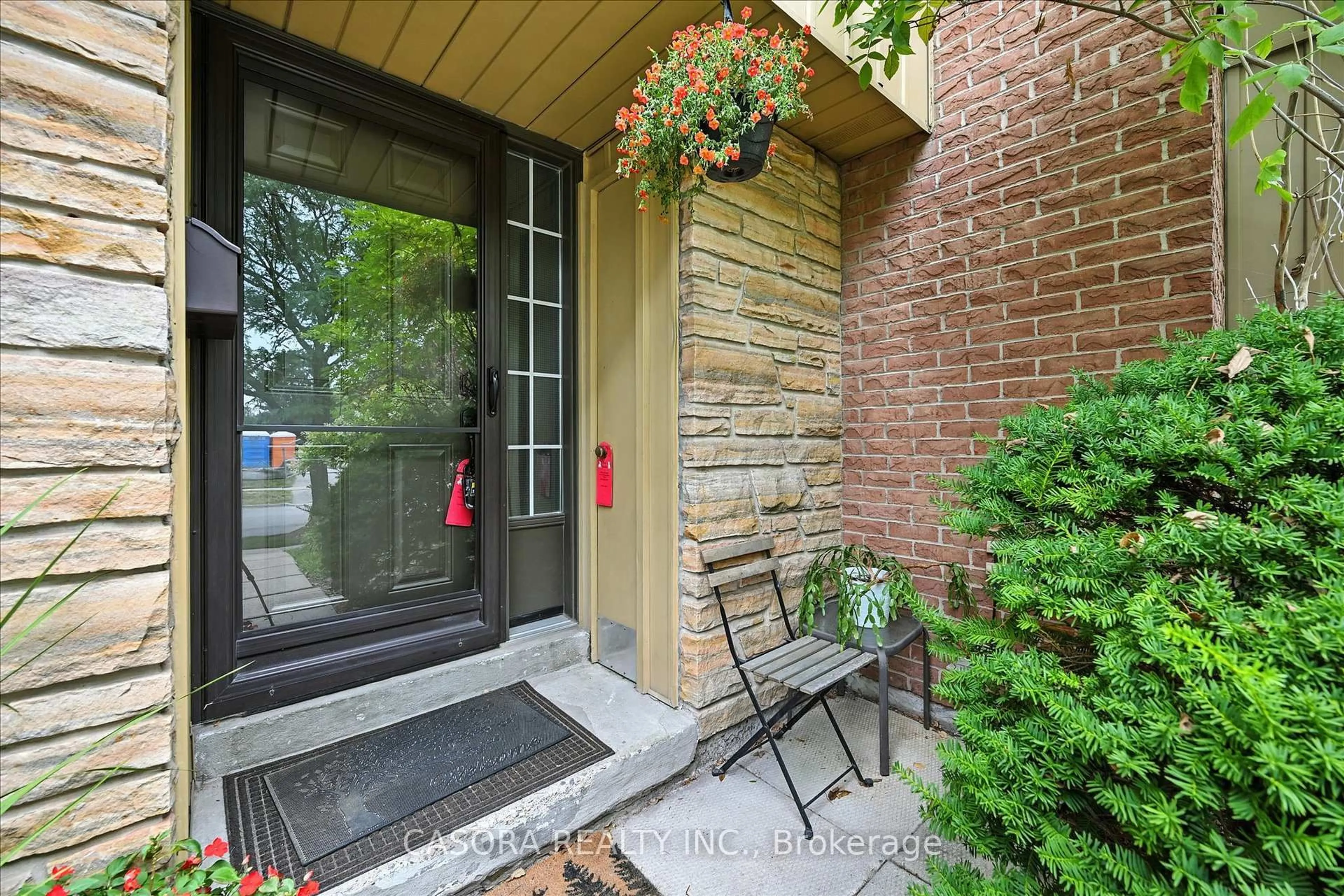 Indoor entryway for 3049 Glencrest Rd #27, Burlington Ontario L7N 3K1