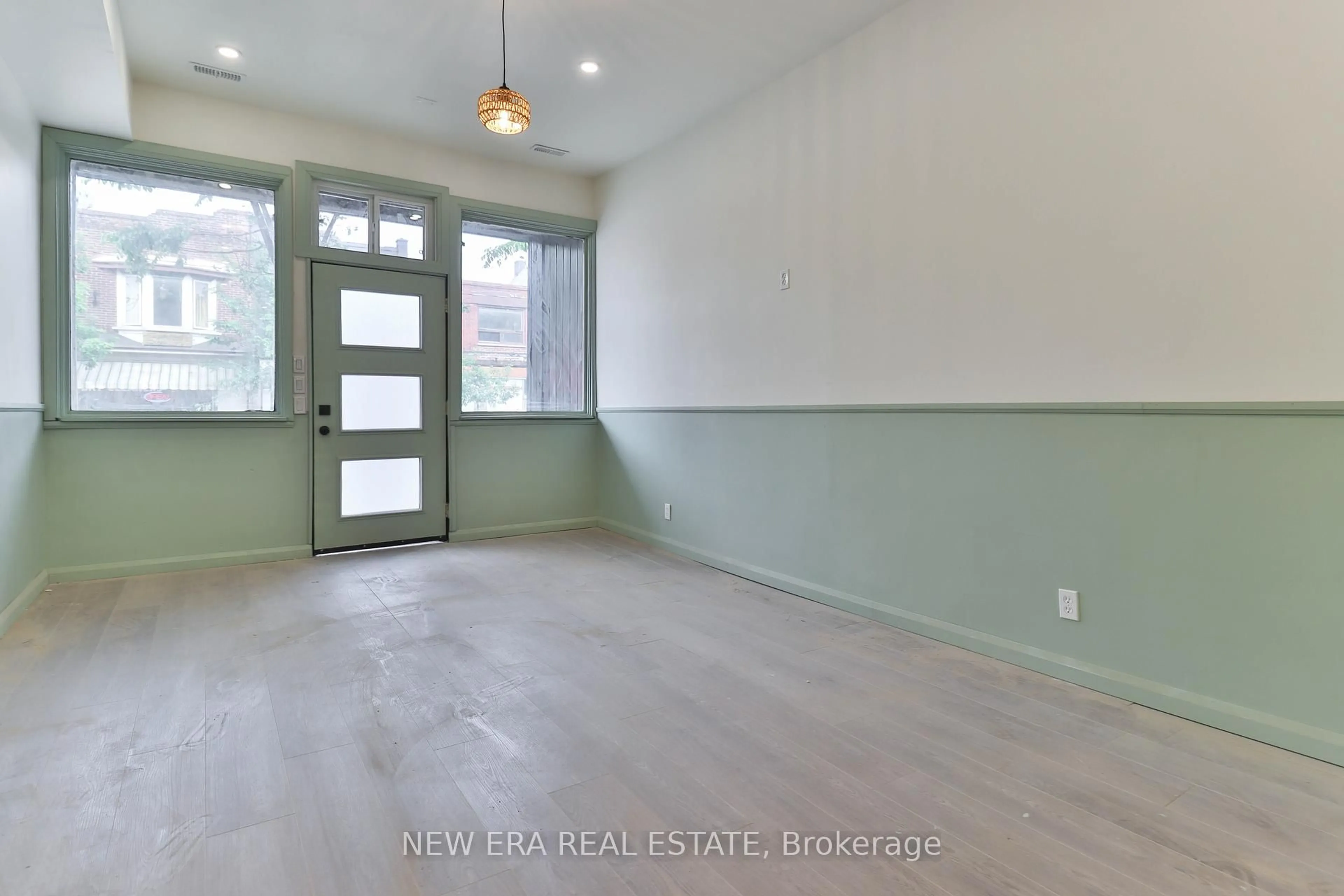A pic of a room for 990 Dovercourt Rd, Toronto Ontario M6H 2X5
