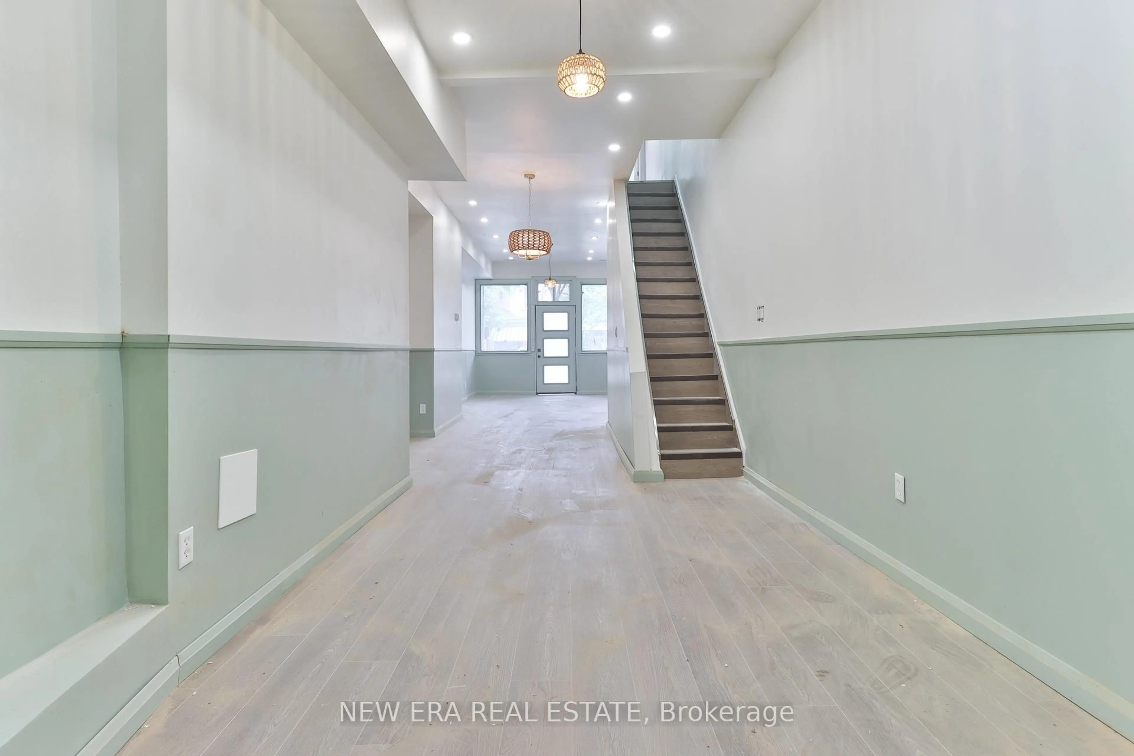 Indoor entryway for 990 Dovercourt Rd, Toronto Ontario M6H 2X5
