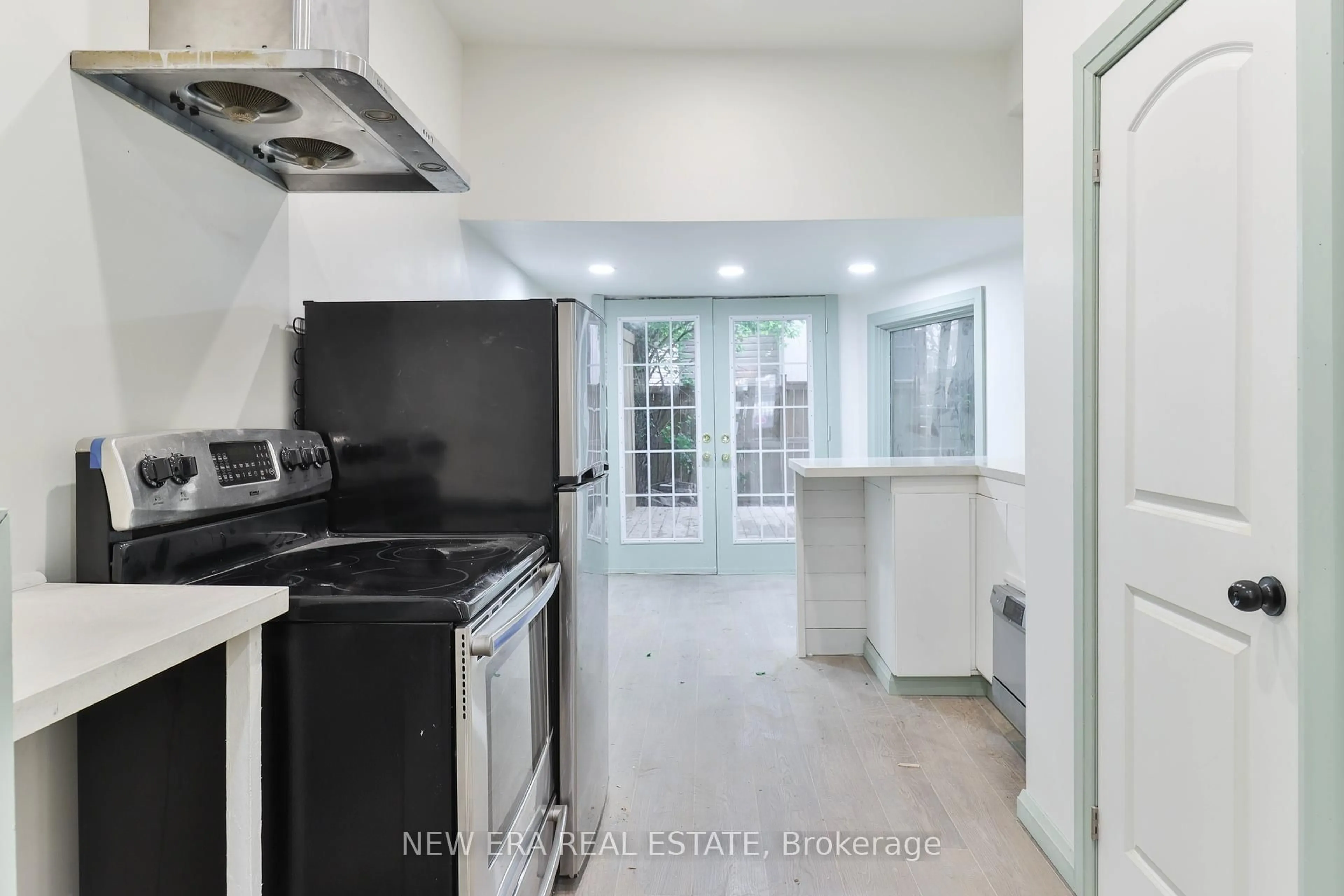 Standard kitchen, ceramic/tile floor for 990 Dovercourt Rd, Toronto Ontario M6H 2X5