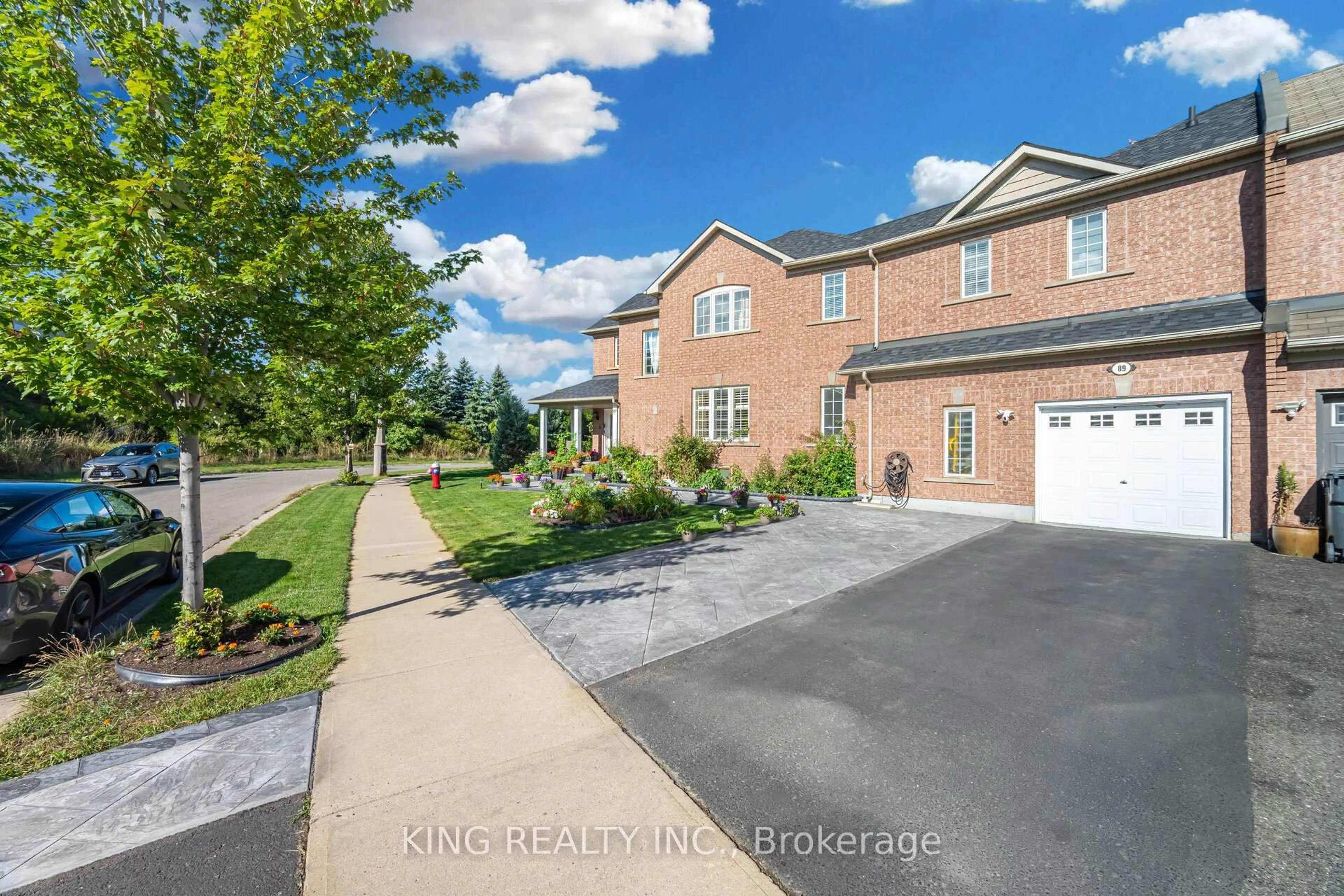 A pic from outside/outdoor area/front of a property/back of a property/a pic from drone, street for 89 Crystal Glen Cres, Brampton Ontario L6X 0K8