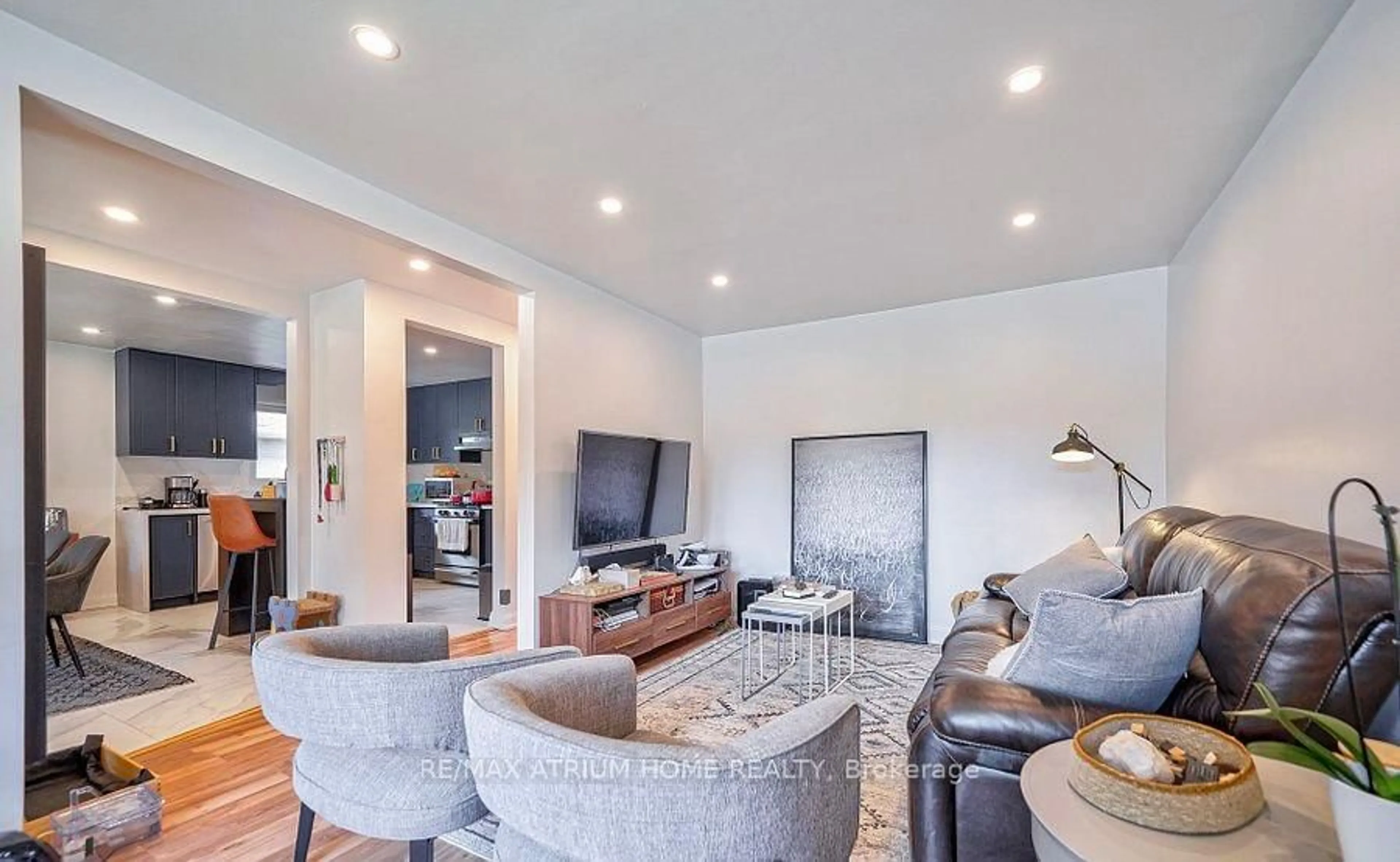 Living room with furniture, unknown for 567 Atwater Ave, Mississauga Ontario L5G 2A7